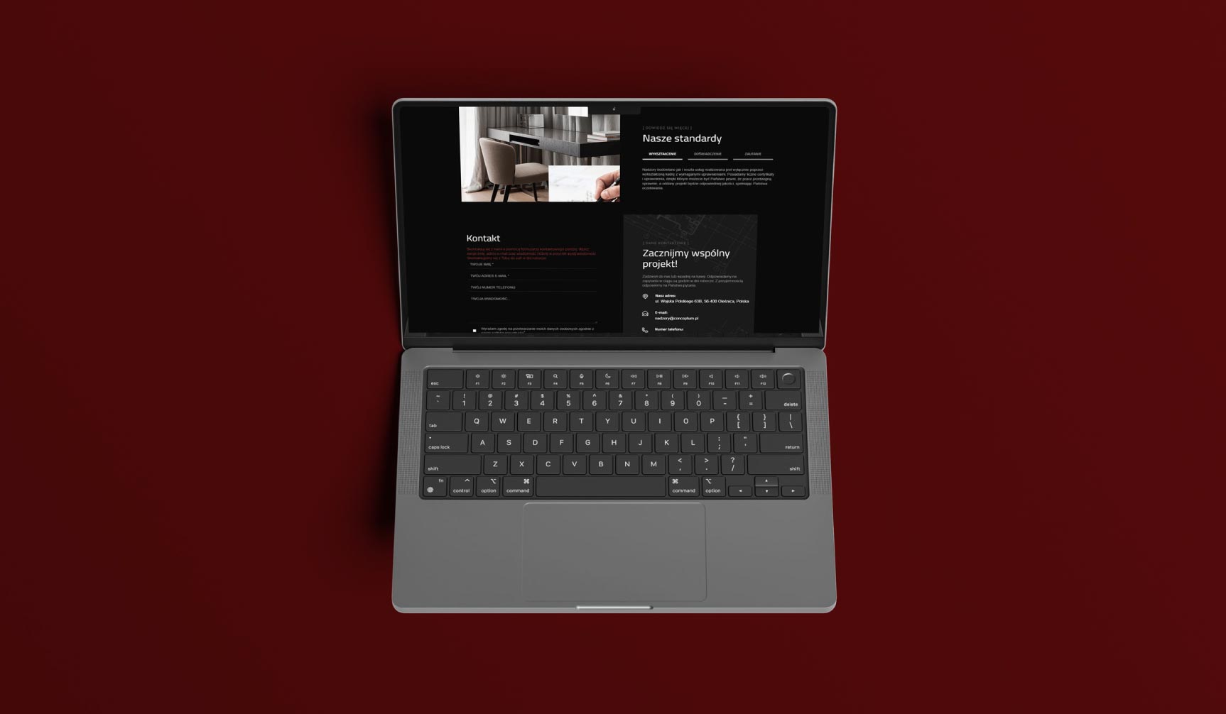 Widok z góry (Top-down view) na mockup laptopa prezentujący układ siatki i typografii w projekcie ciemnego interfejsu.