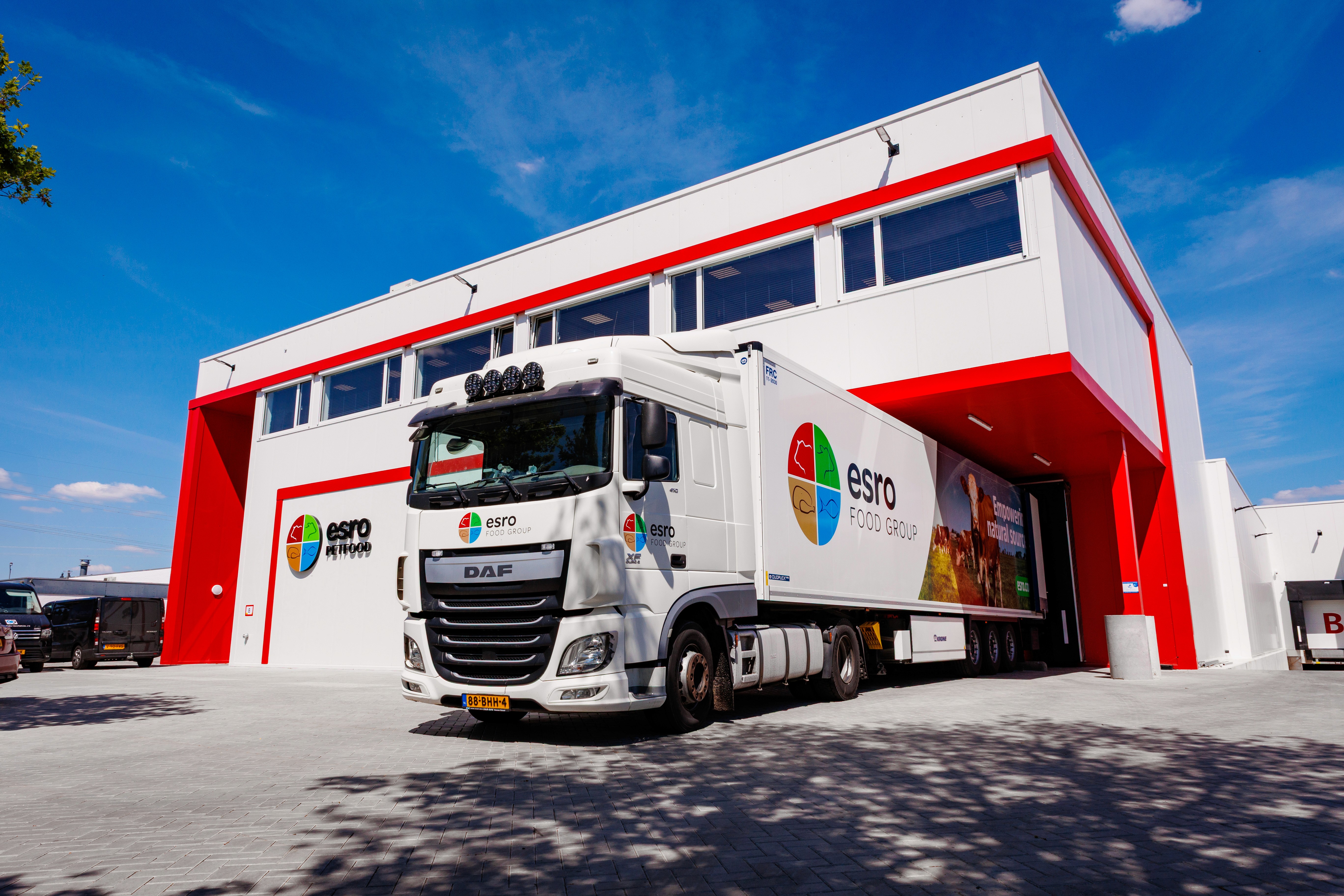 persoon met een bruin leren portemonnee en bankbiljetten