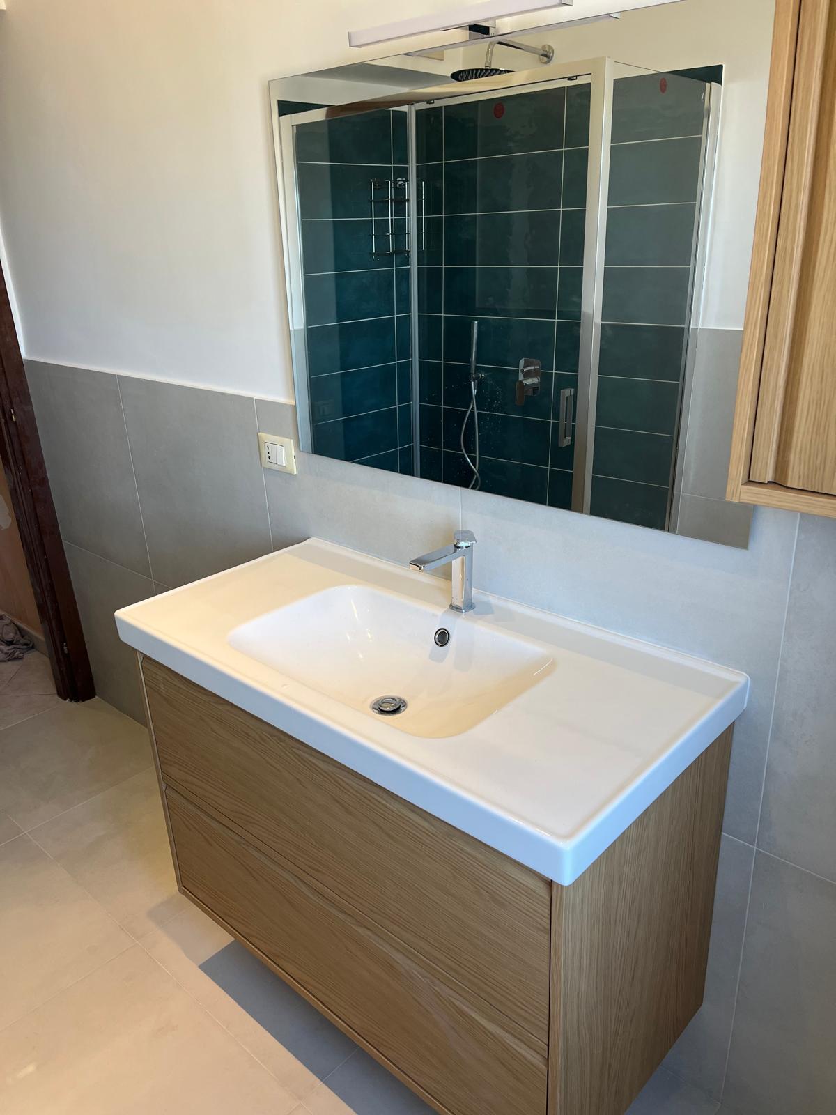 particolare lavabo e mobile del bagno rifatto a torre maura roma da kiko ristrutturazioni