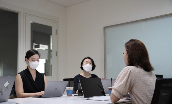 Jinkyung explaining a great advantage of using Quotabook, which is that VCs and startups can handle everything in one single platform such as managing shareholders list and meetings, employee incentive plans, business reports and e-voting, streamlining post-investment management