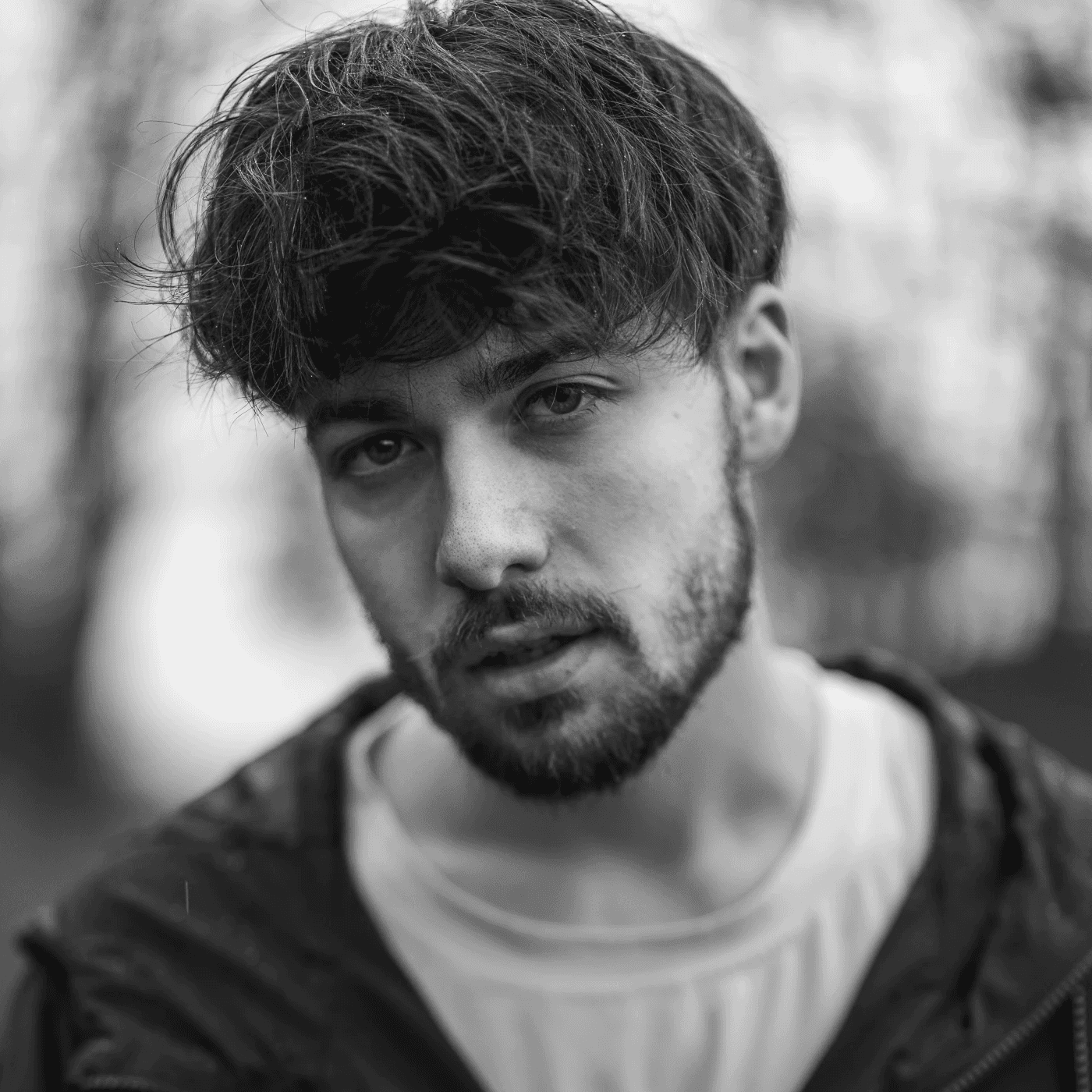 Fekete-fehér portréfotózás természetes fényben - elégedett ügyfél organicstory.hu