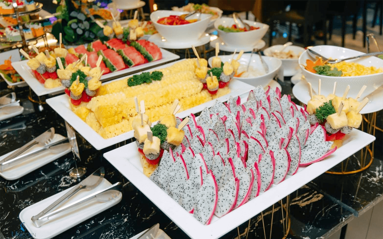 在曼谷的獨角獸晚餐遊船上，熱帶水果拼盤。