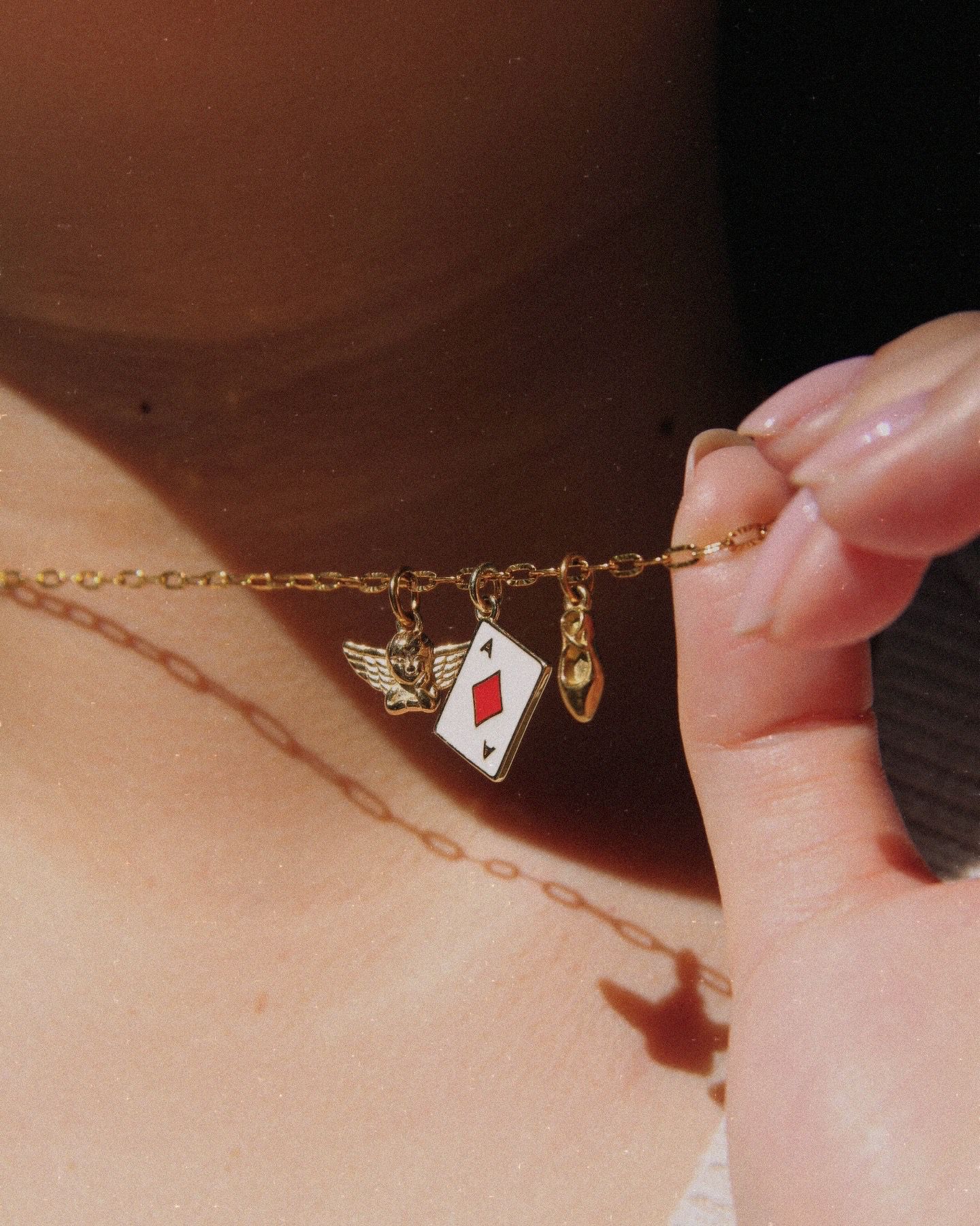 Gioiello artigianale Laura Sciunnach fotografato da Aura Studio, agenzia di comunicazione genovese, per la creazione di contenuti social.