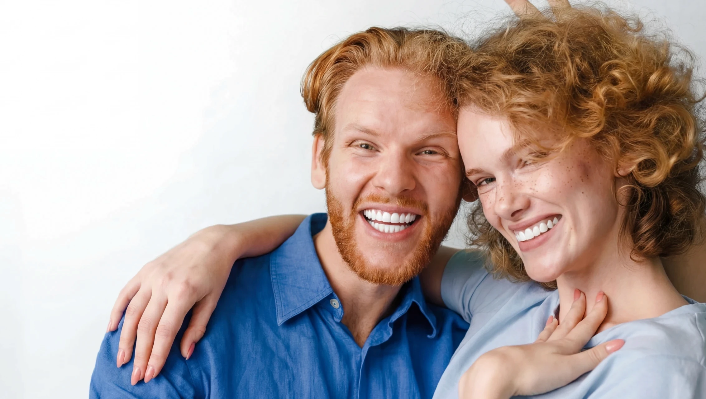 Kobieta z uśmiechem prezentująca efekty bondingu na swoich zębach.