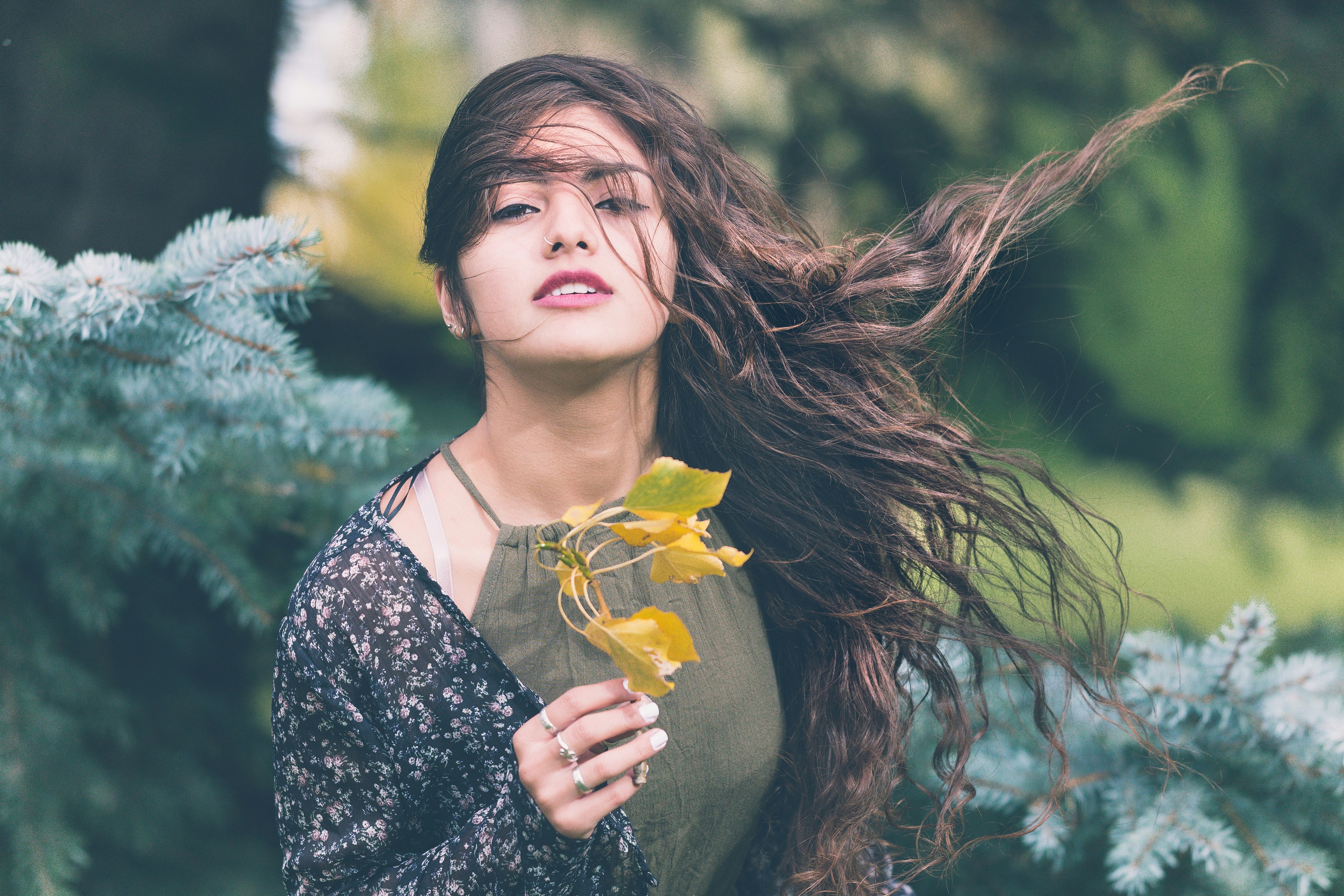 woman with a flower - ​​ai color analysis