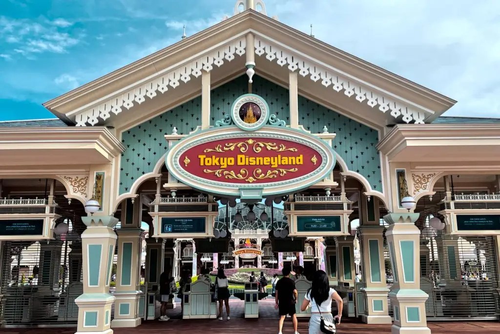 tokyo disneyland entrance