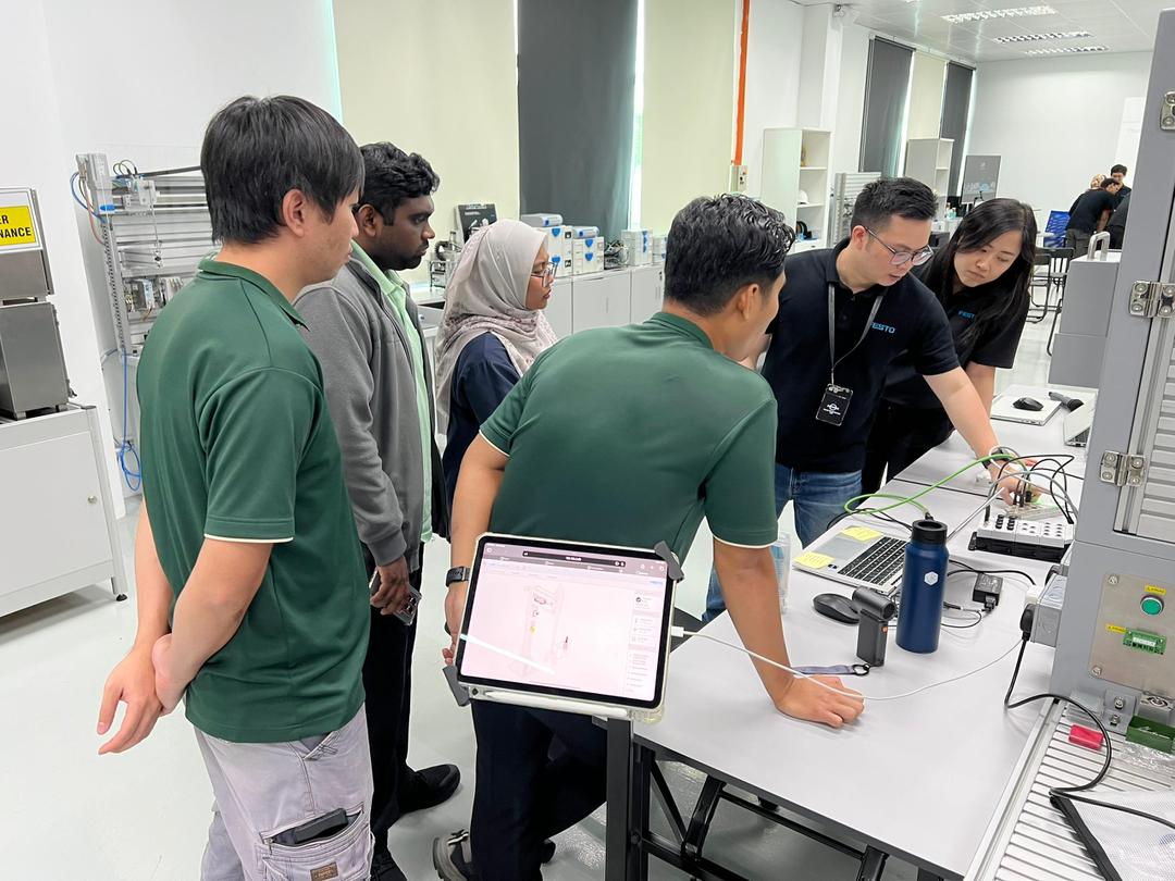 Engineer presenting a training slide on seamless connectivity with Festo technology for industrial control systems.