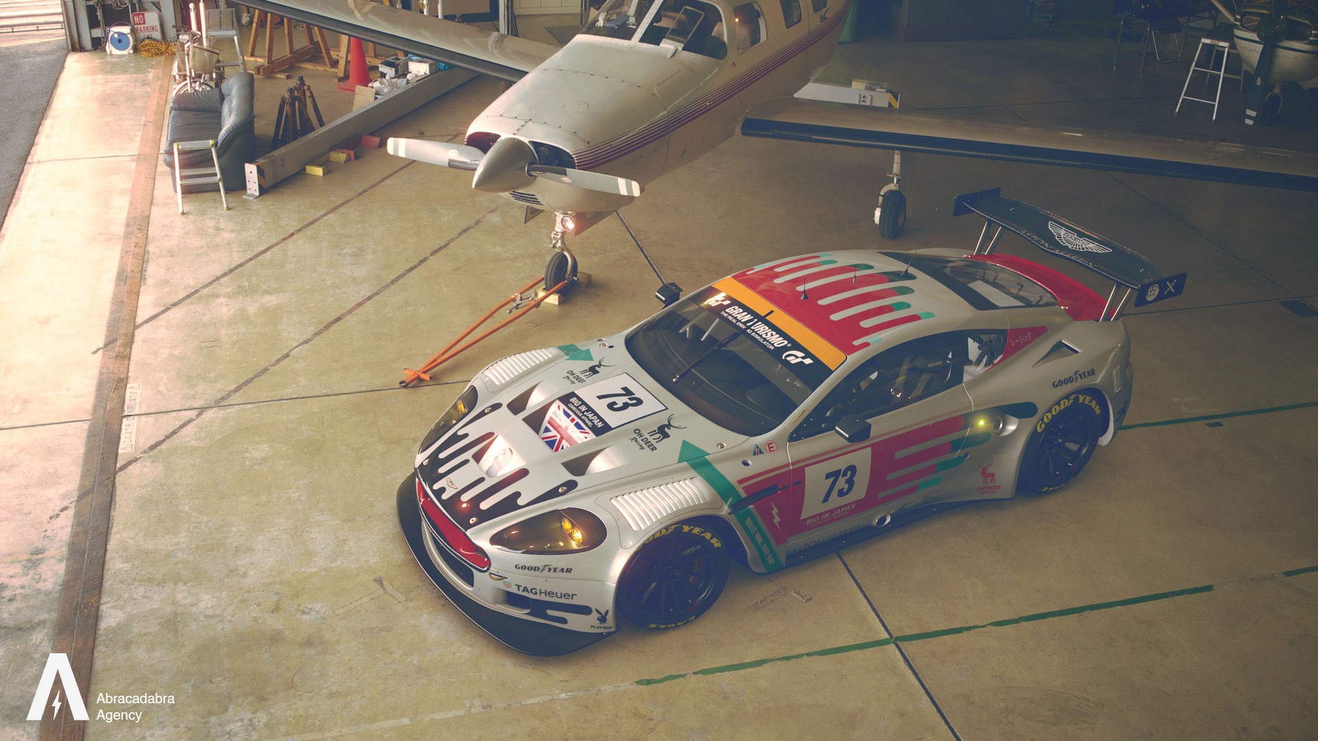toma desde arriba de un Aston Martin GT3 con diseño de livery personalizado