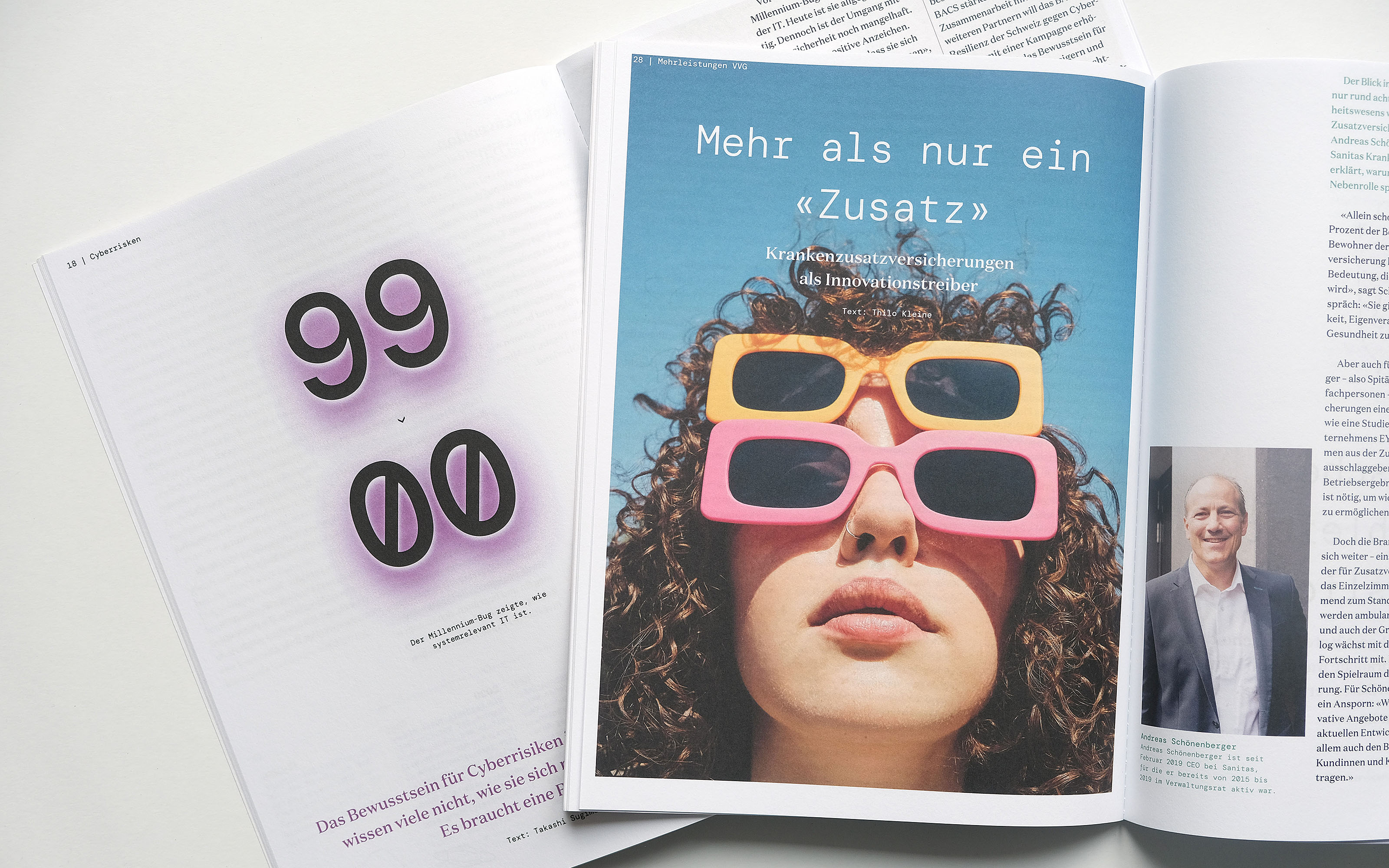 Zwei Magazine liegen übereinander auf einem Tisch. Bilder, Zahlen und Texte sind zu sehen.