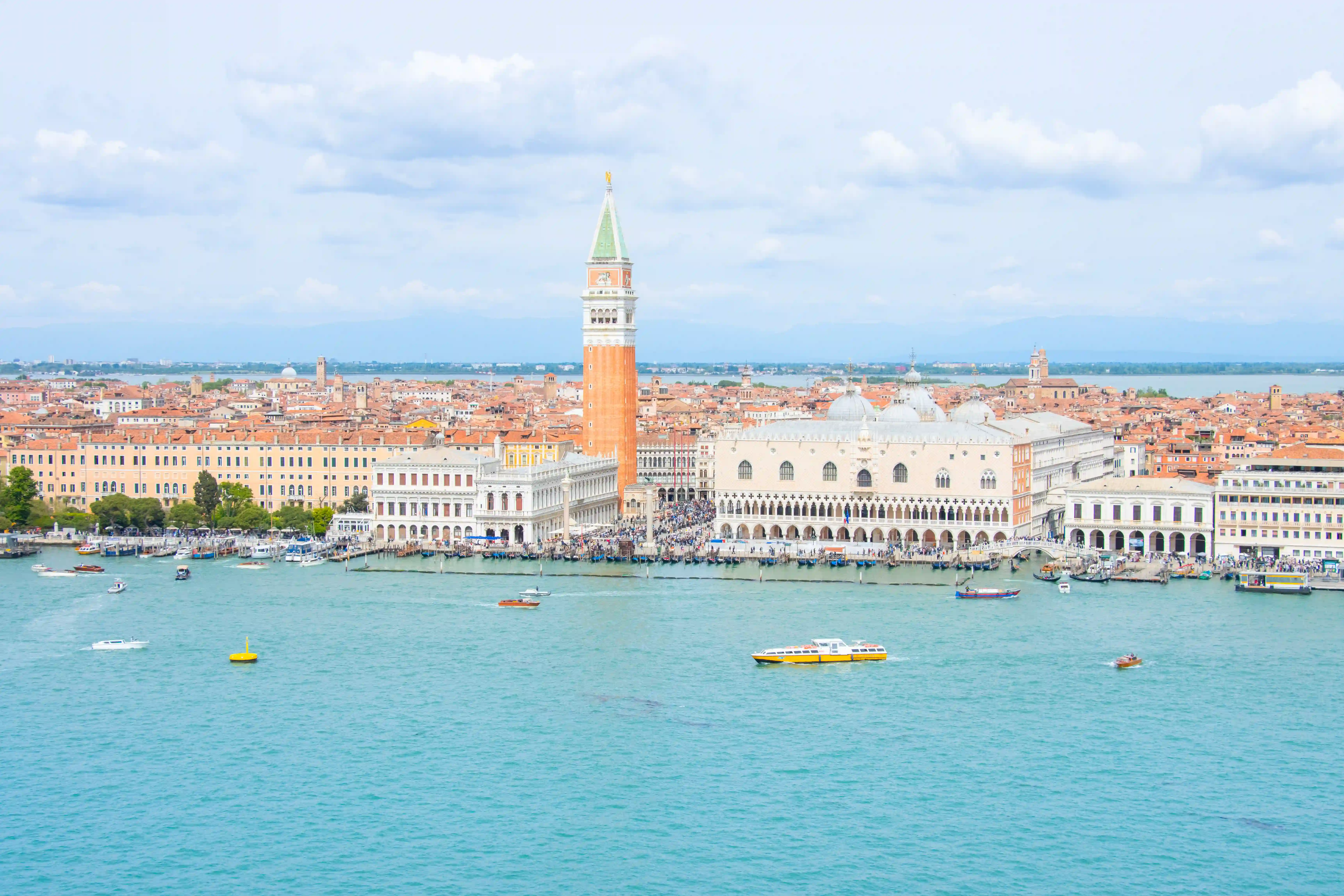 Corteo di Carnevale 2025 sotto il ponte di Rialto