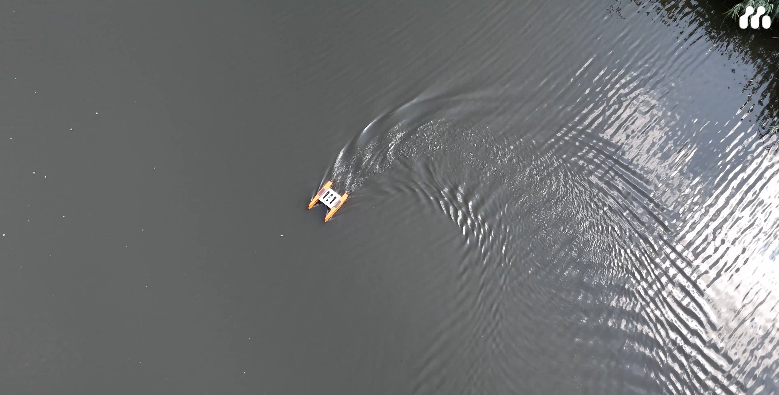 Dron Mobile Monitoring USV WaterScan podczas zakrętu na wodzie.
