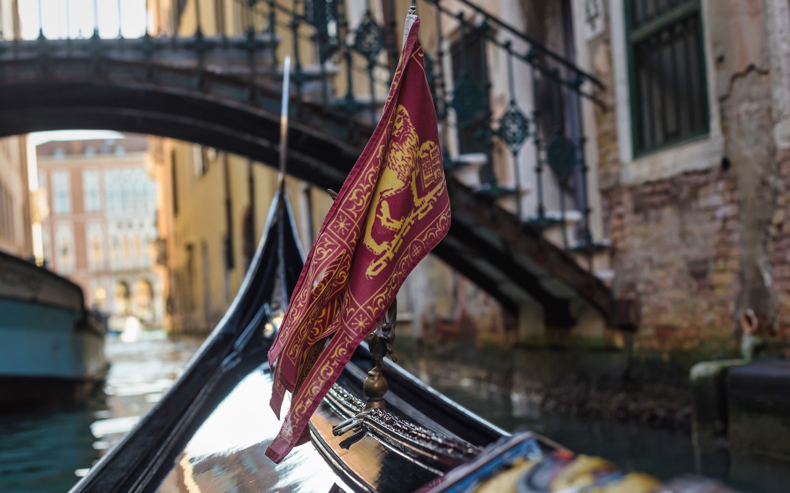 Gondoltur på en kanal i Venedig under en guidet gåtur.