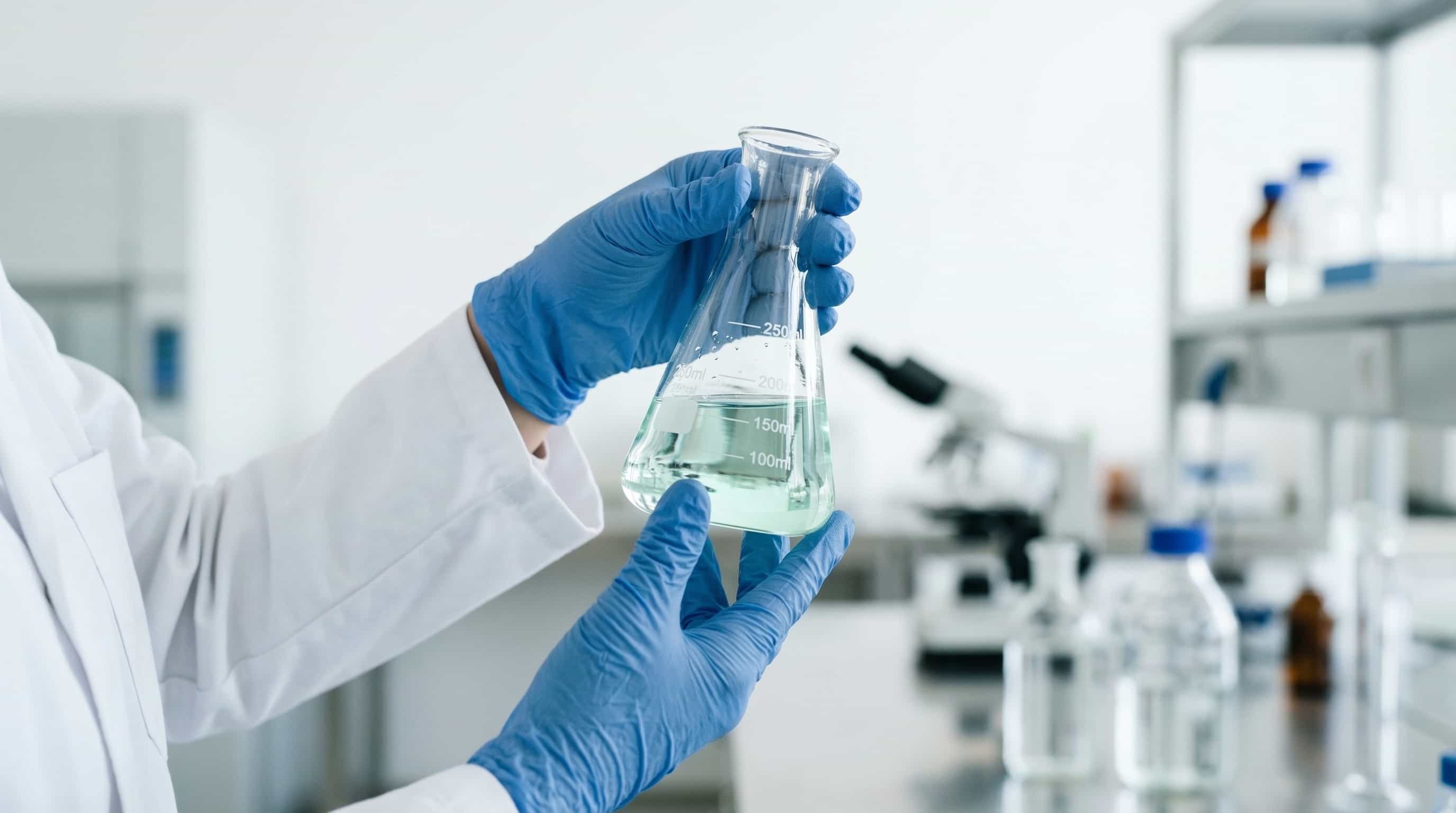 Laboratório da Synvia realizando controle de qualidade farmacêutica e análises de estabilidade em conformidade com REBLAS e ANVISA