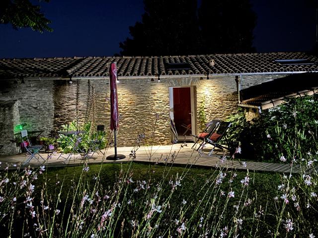 vue de nuit de la terrasse illuminée