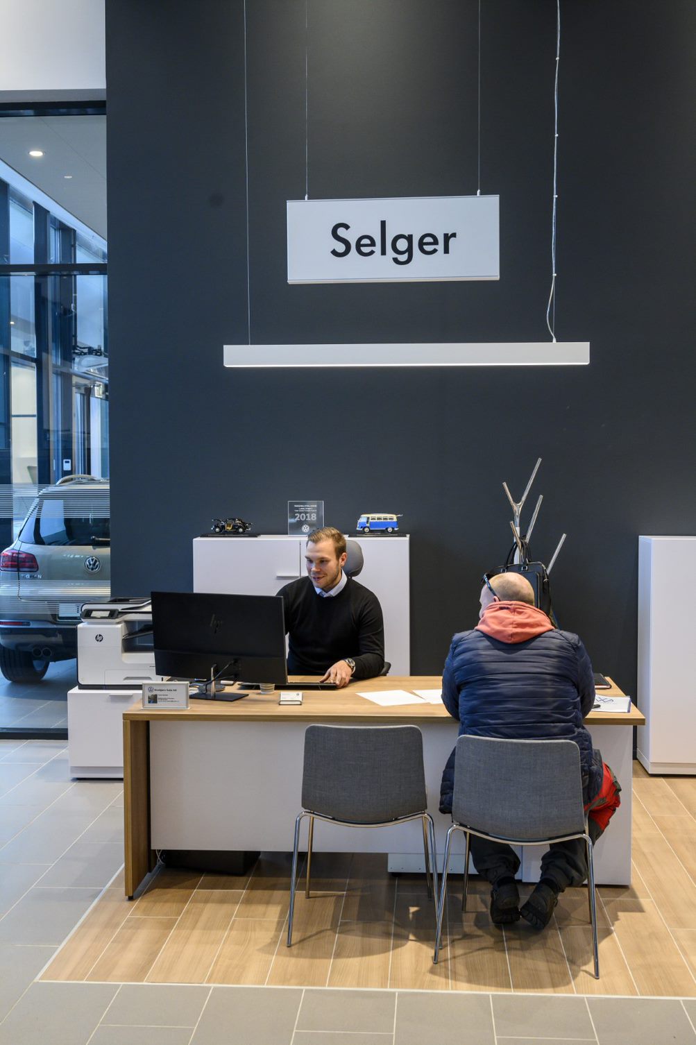 Selgerplass i utstillingslokalet hos Svebjørn Auto i Narvik