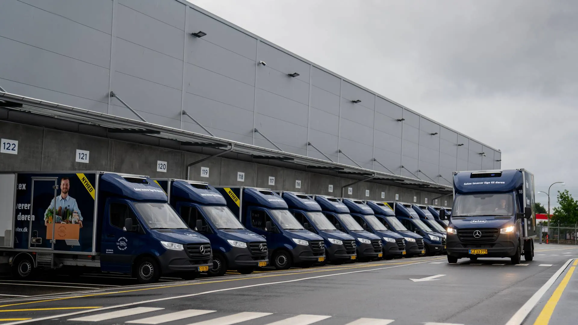 Føtex delivery trucks in front of storeage facility