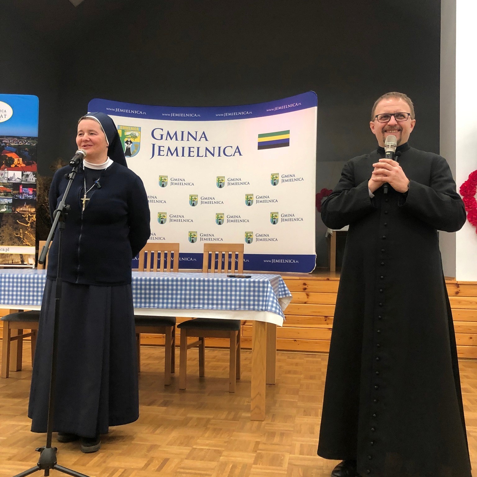 Coach explaining stuff to an athlete