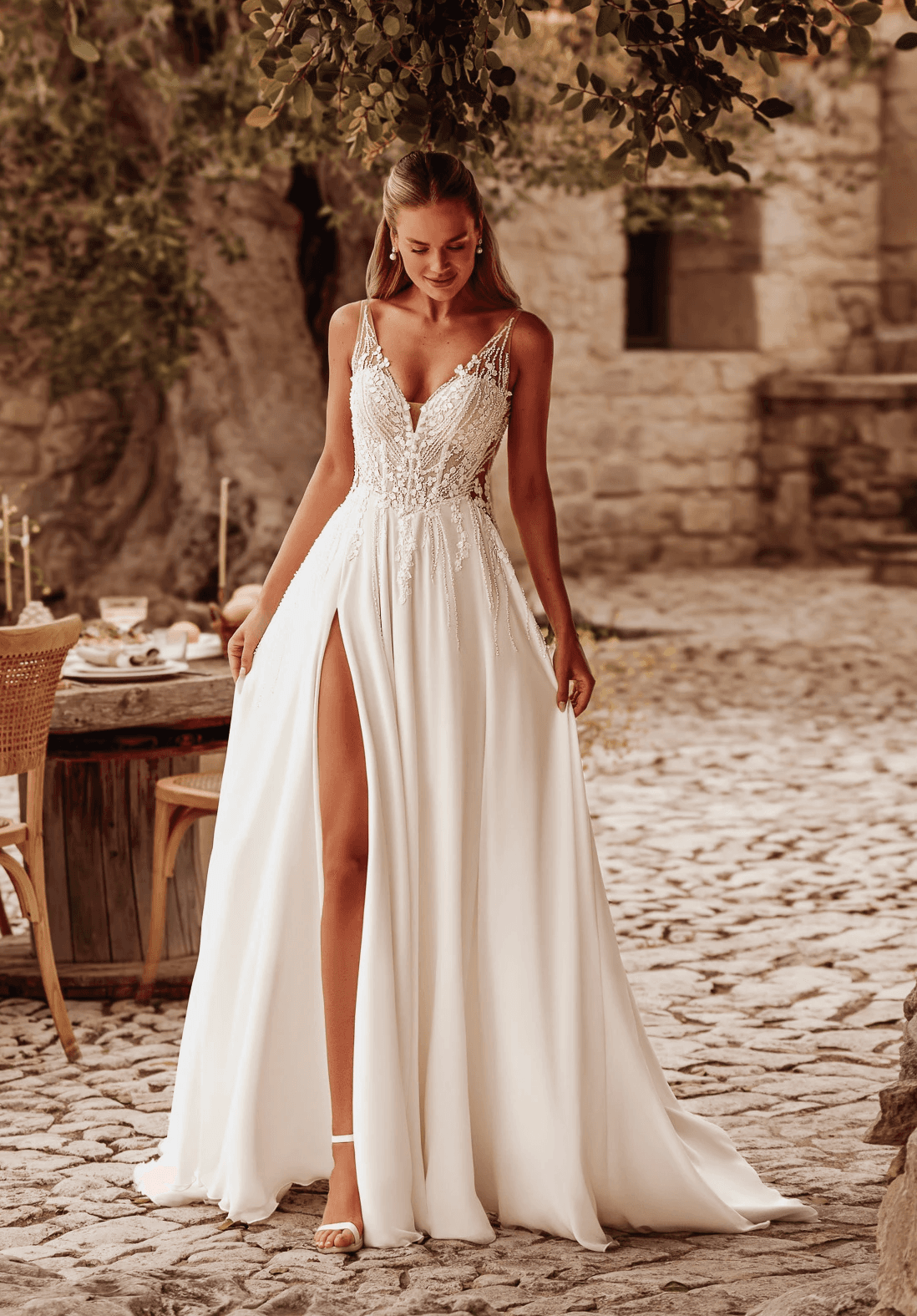 Brautkleid mit glitzerndem Oberteil und fließendem Chiffonrock