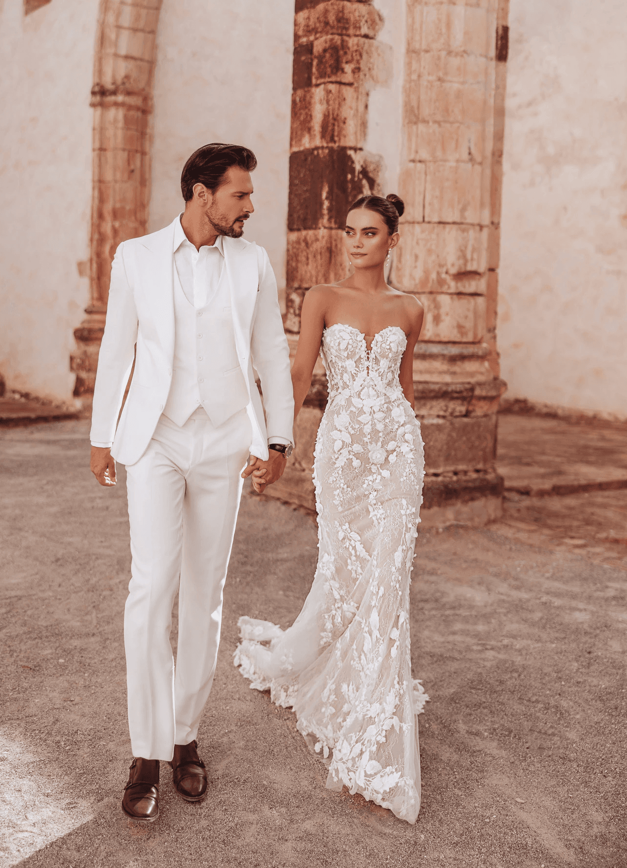 Brautkleid mit Spitze in Fit and Flare Schnitt von Dama Couture