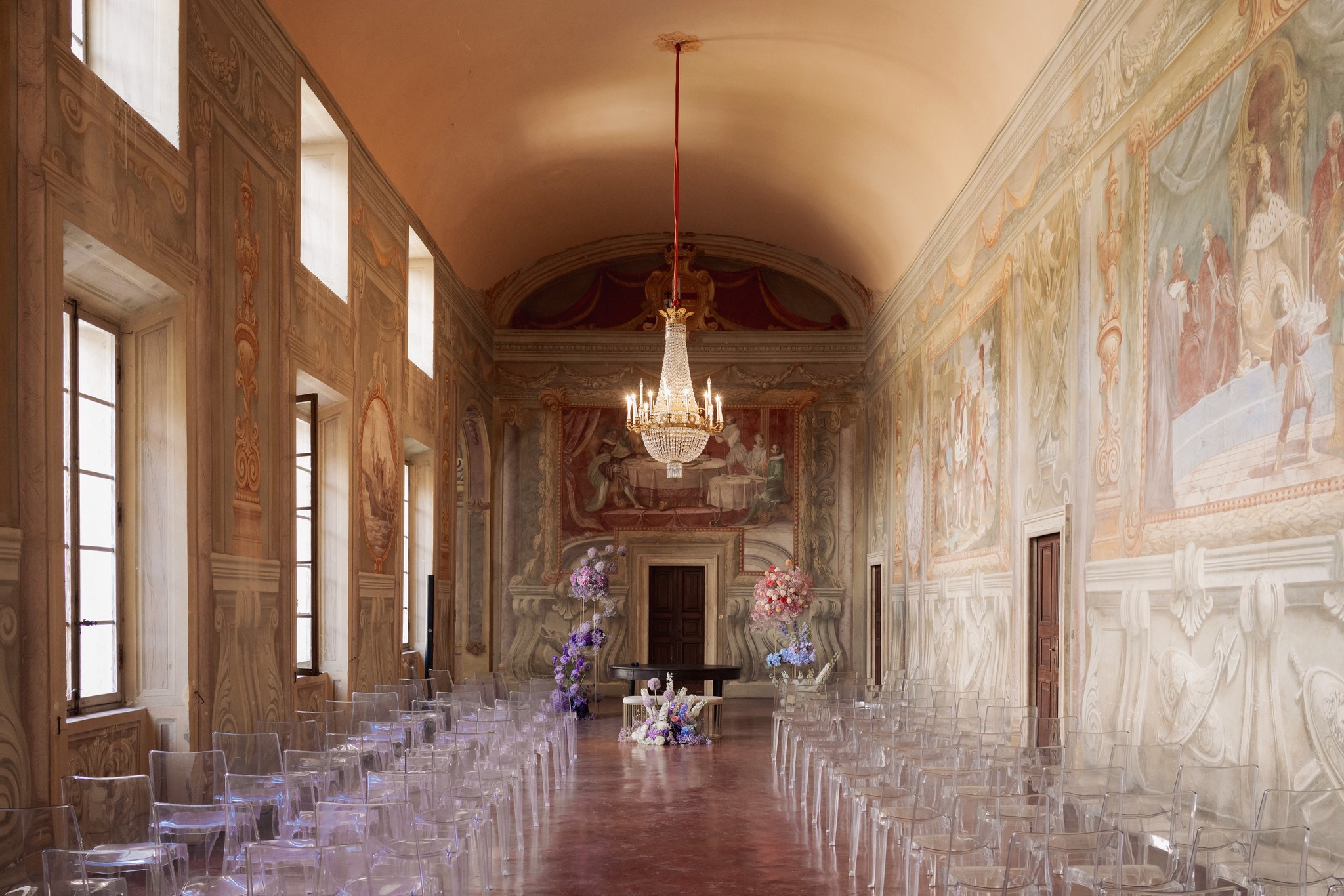 Sala affrescata della Rocca di Soragna allestita per cerimonia matrimoniale, volte decorate e luce naturale dalle finestre