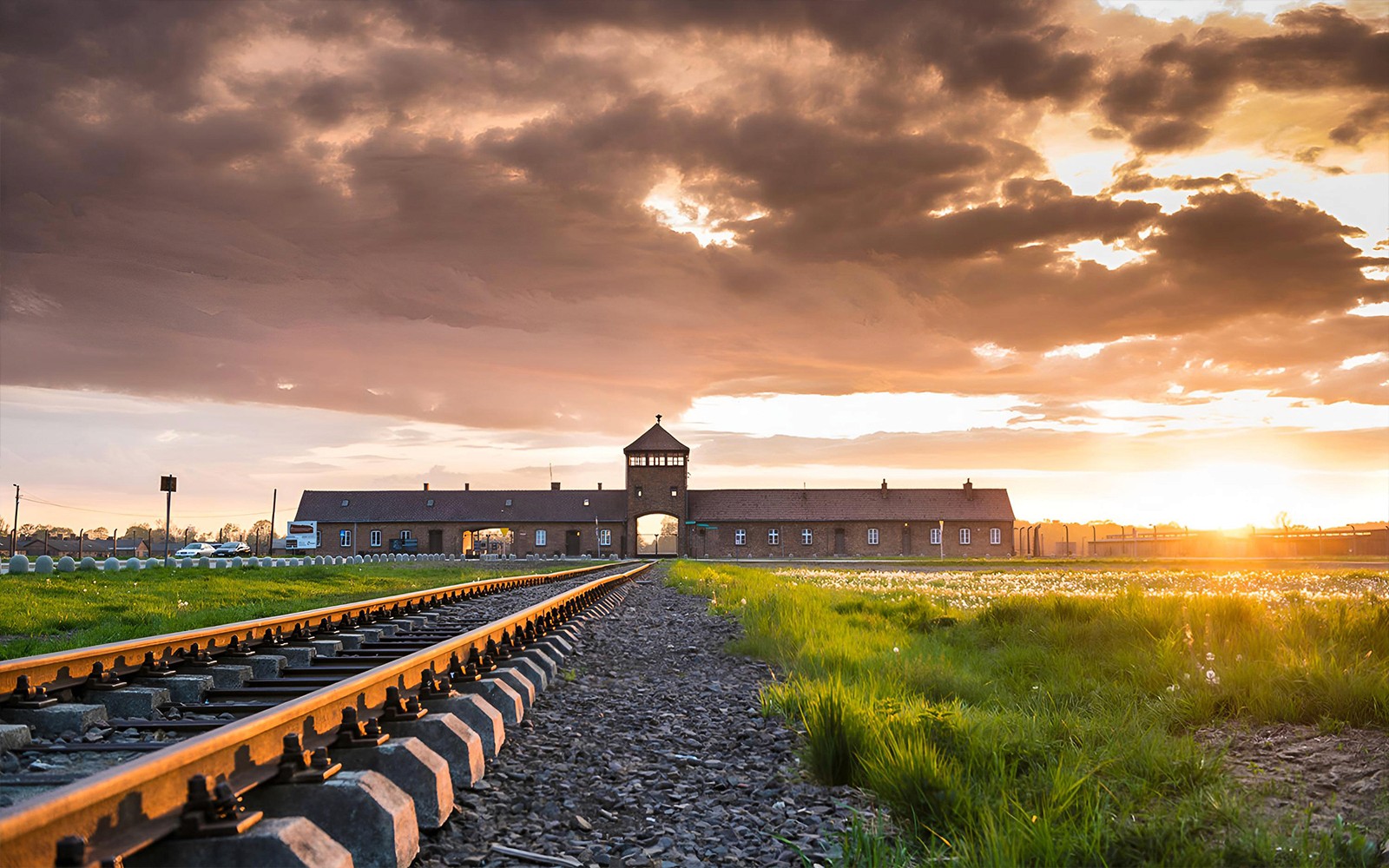 Vías del tren que conducen a la entrada de Auschwitz-Birkenau al atardecer, Polonia.