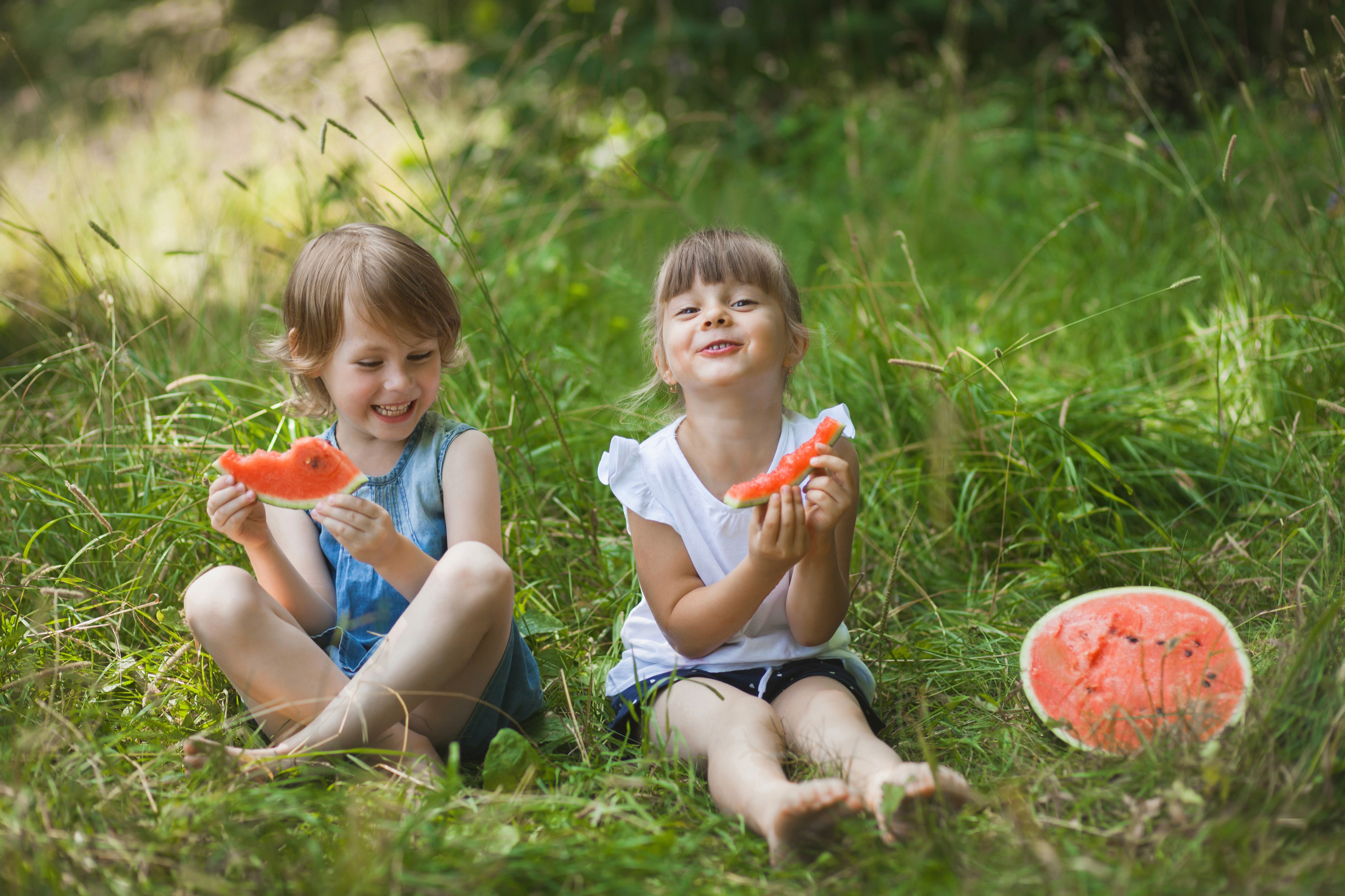 Kinder essen Melone