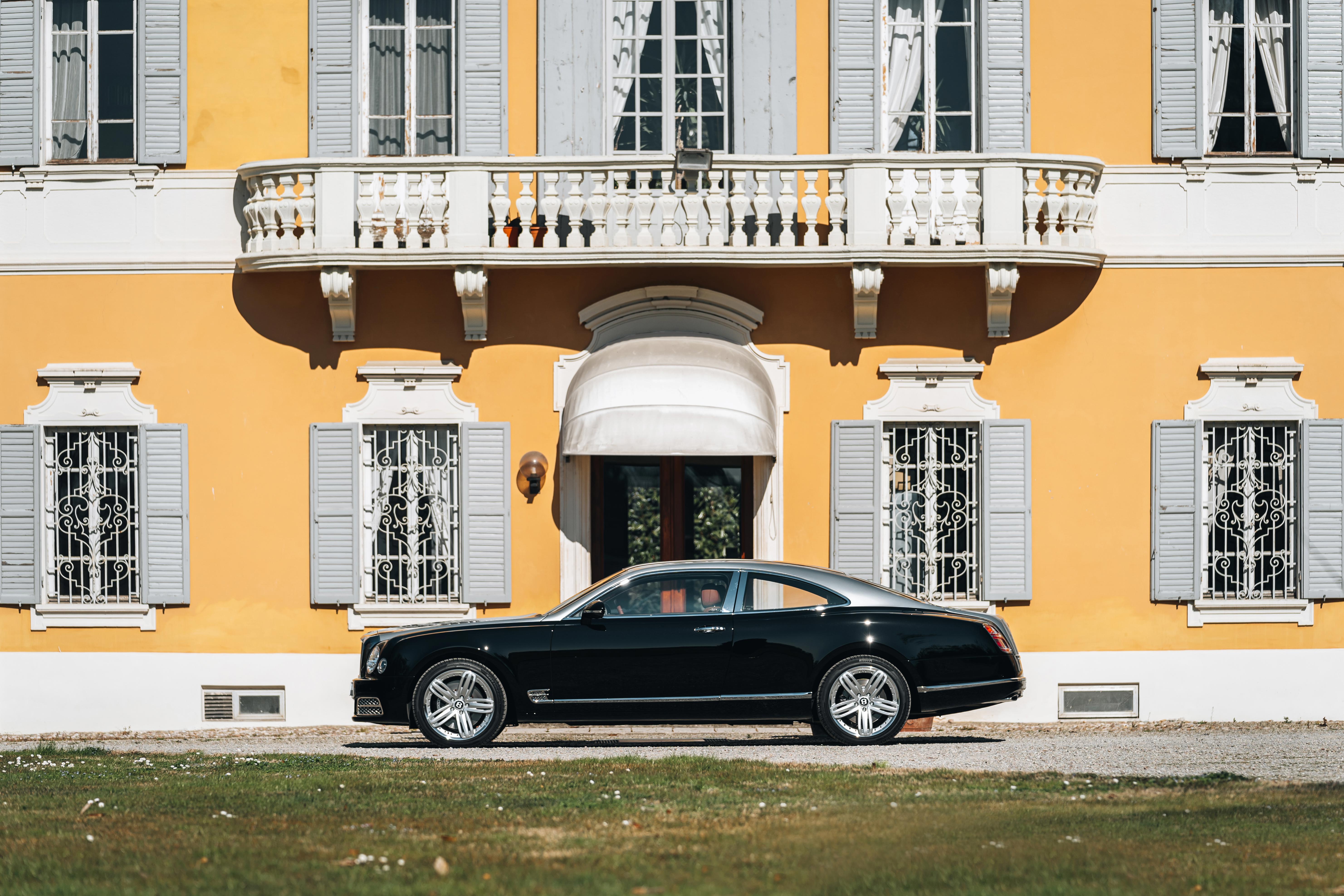 Vista laterale di Bentley Ares Design di fronte a palazzo italiano