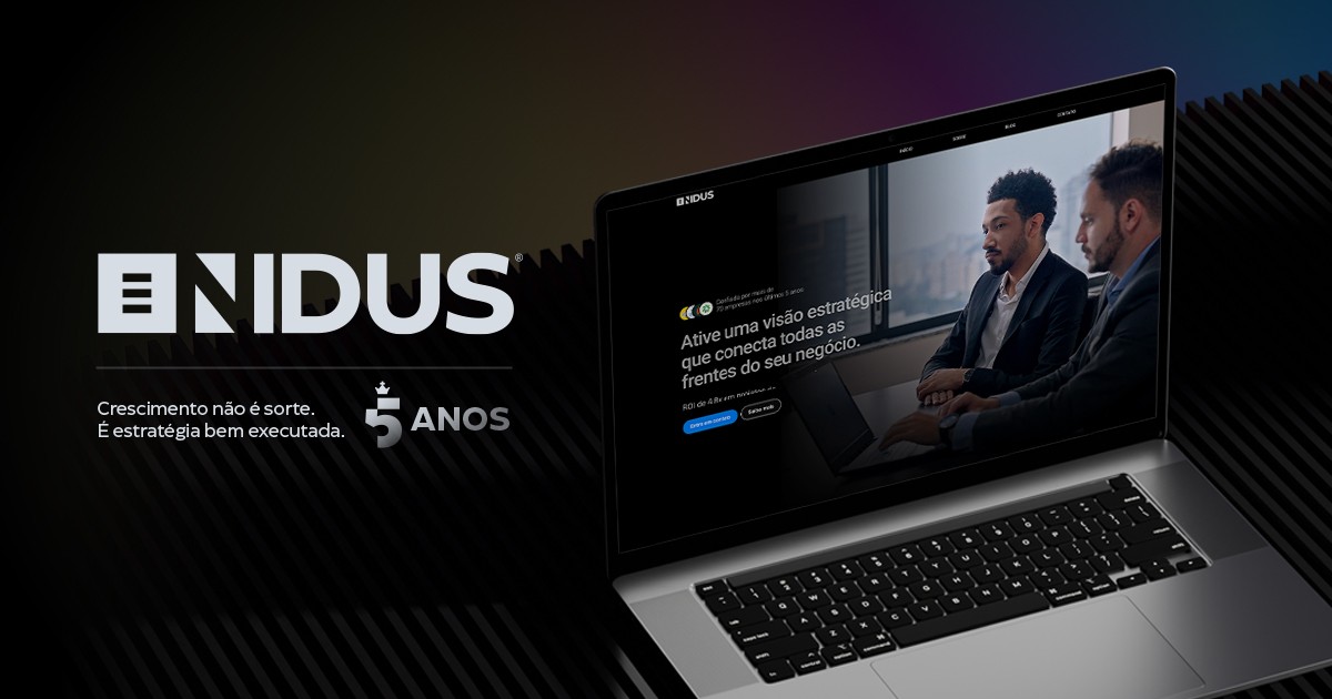 Laptop mostrando o site da Nidus Marketing