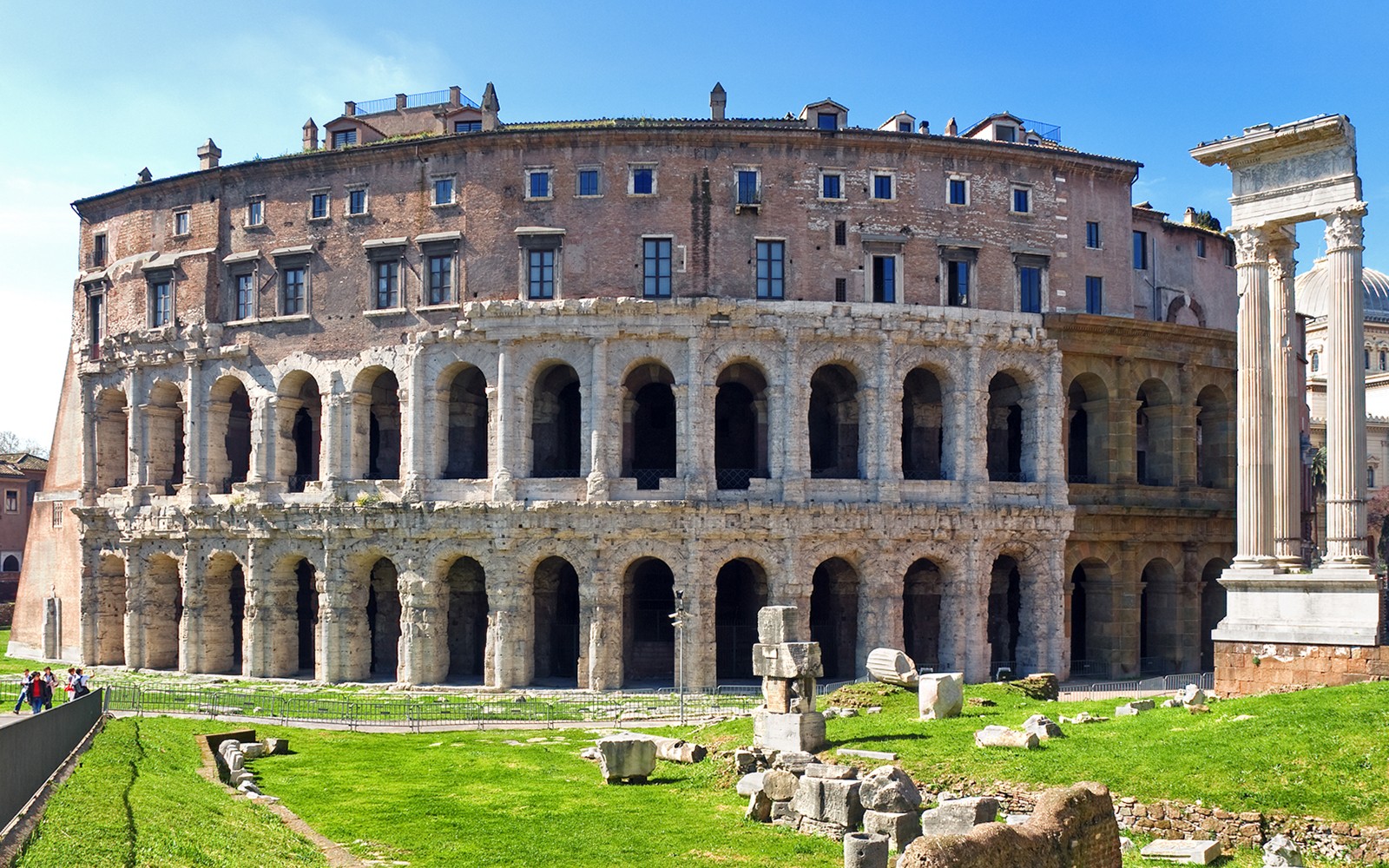 罗马的马塞勒斯剧场,拥有古老的拱门和柱子。