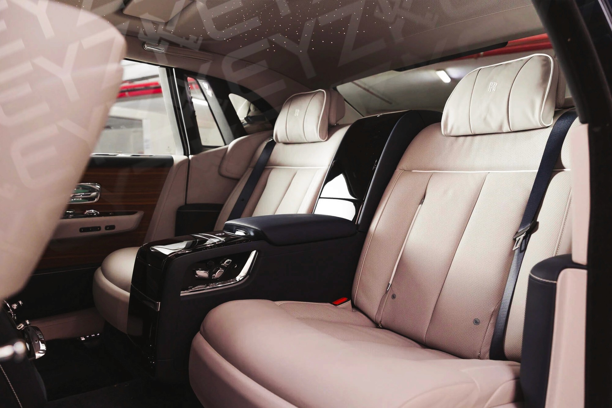 Sièges en cuir blanc Rolls Royce Phantom bleu – Location voiture de luxe à Dubaï | Keyz Rent