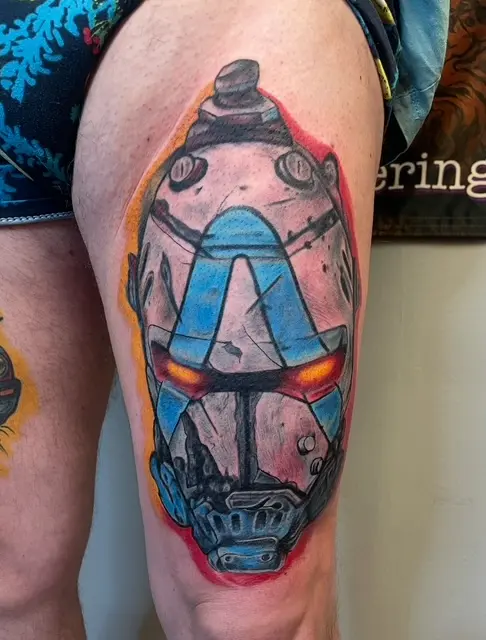 Färgtatuering med robotmask från spel på lår, High Heels Tattoo Västervik