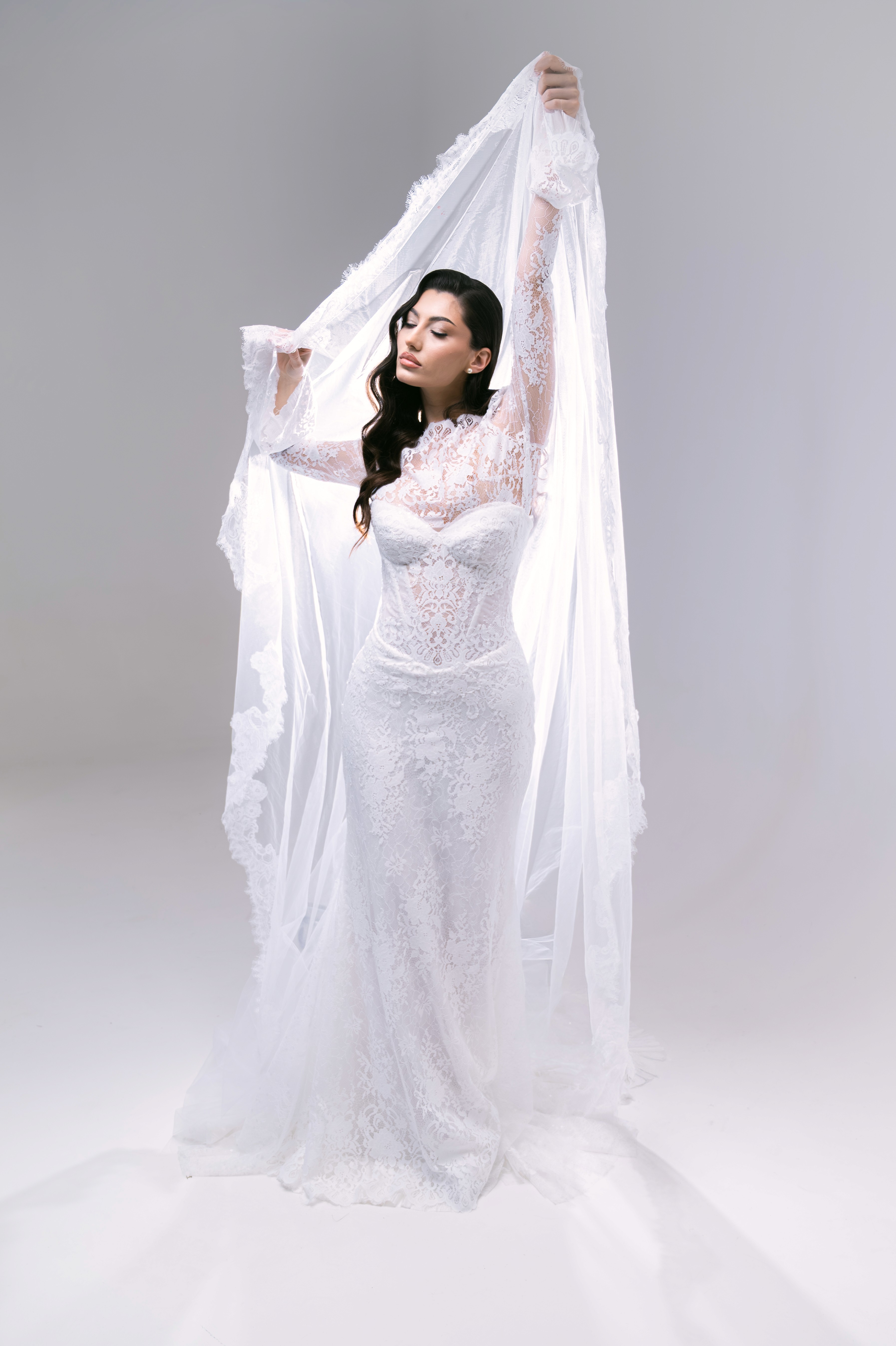 Portret alb-negru de mireasă cu voal și expresie elegantă, fotografie bridal în București