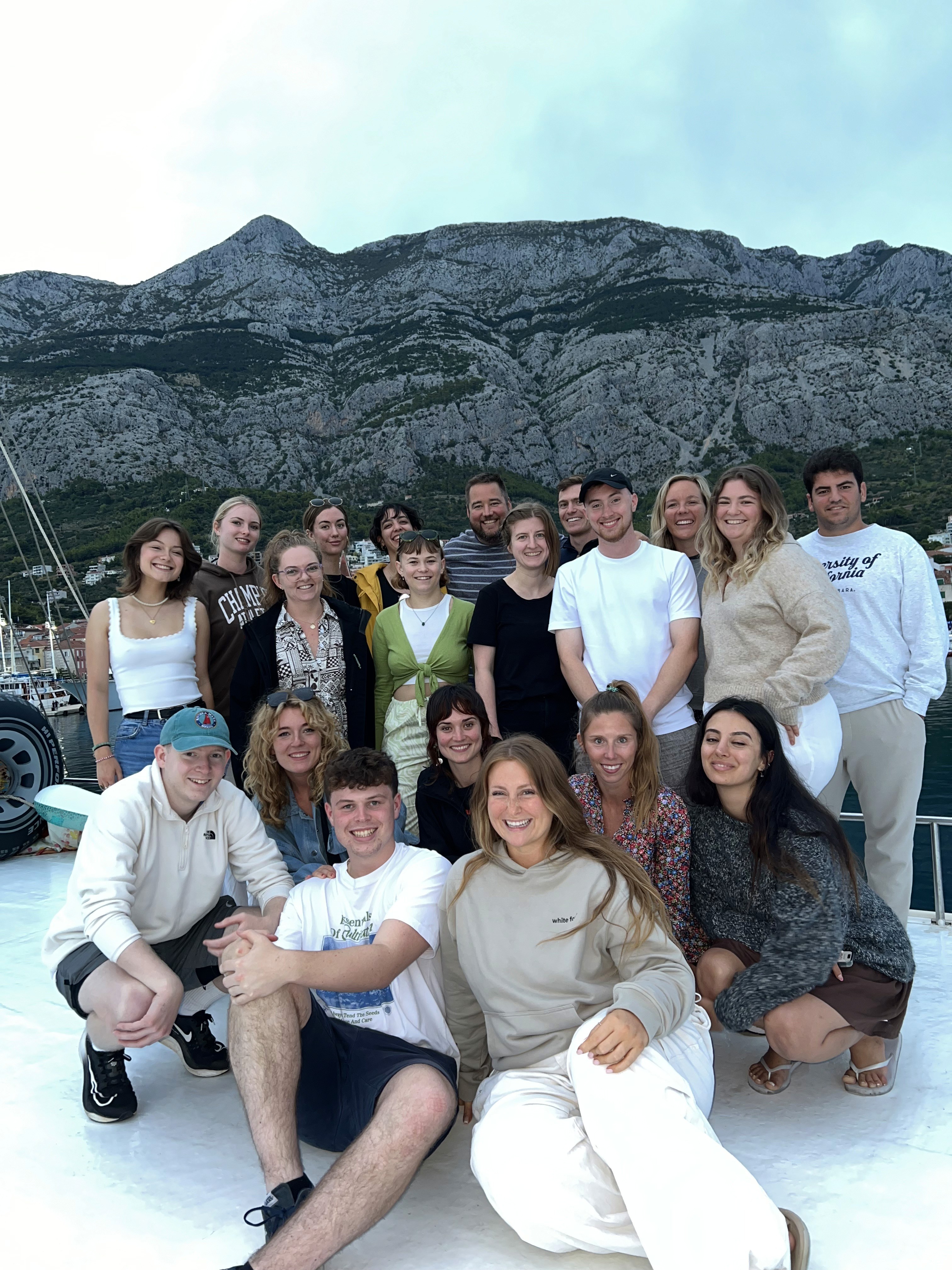 Groep reizigers poseert bij zonsondergang — kleine groepen, grote energie en echte connectie bij Off The Norm-getaways.