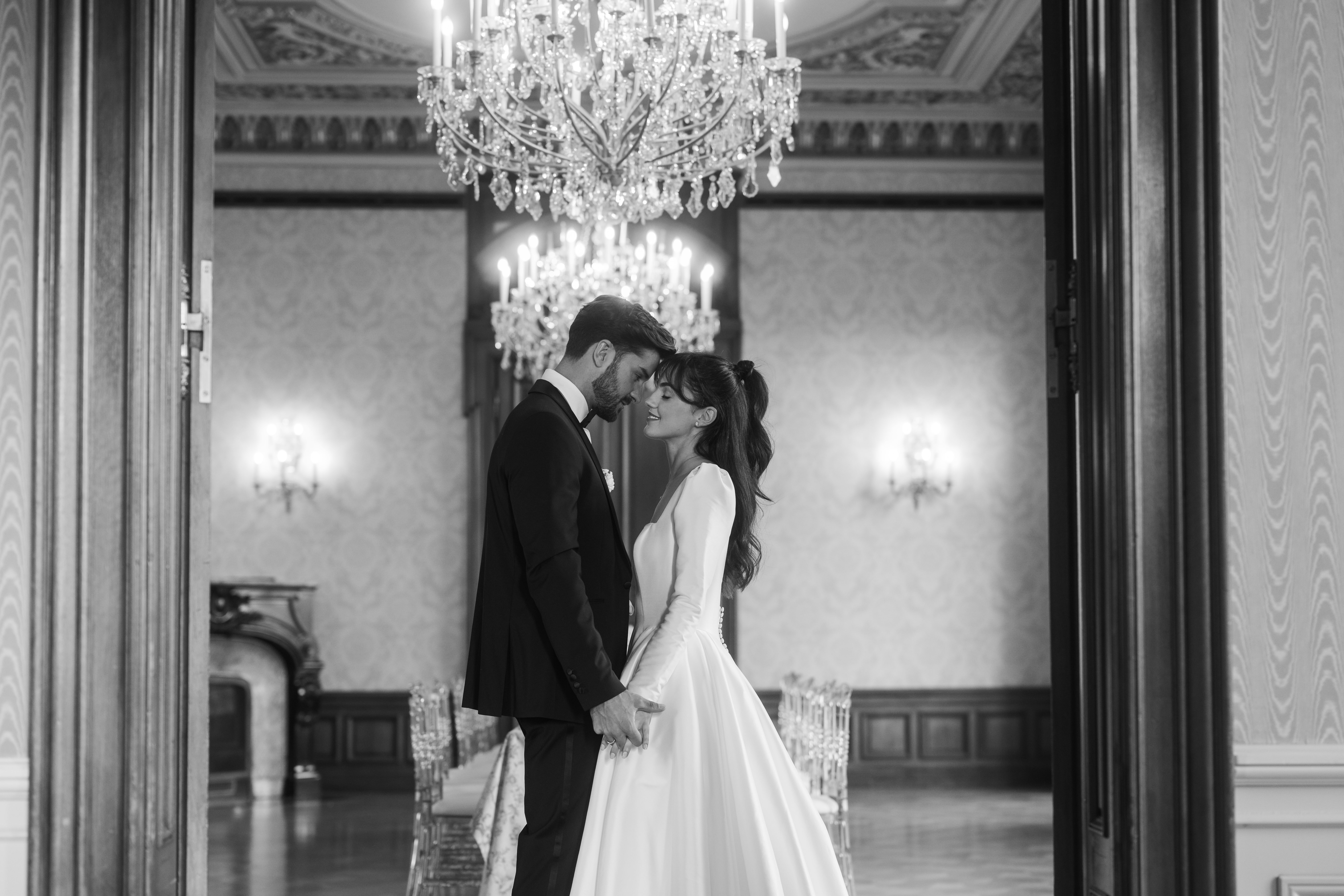 Brautpaar steht eng angelehnt an einer Bar in einem Düsseldorfer Hotel - cool und lässig.