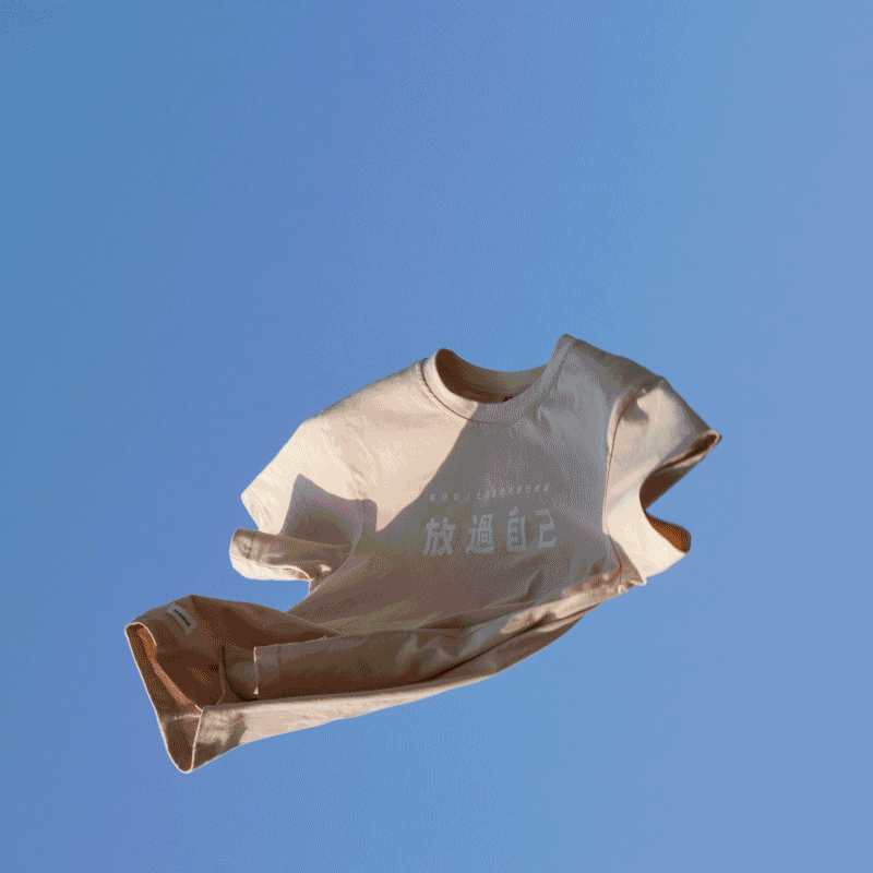 漂浮的T恤在蓝天上