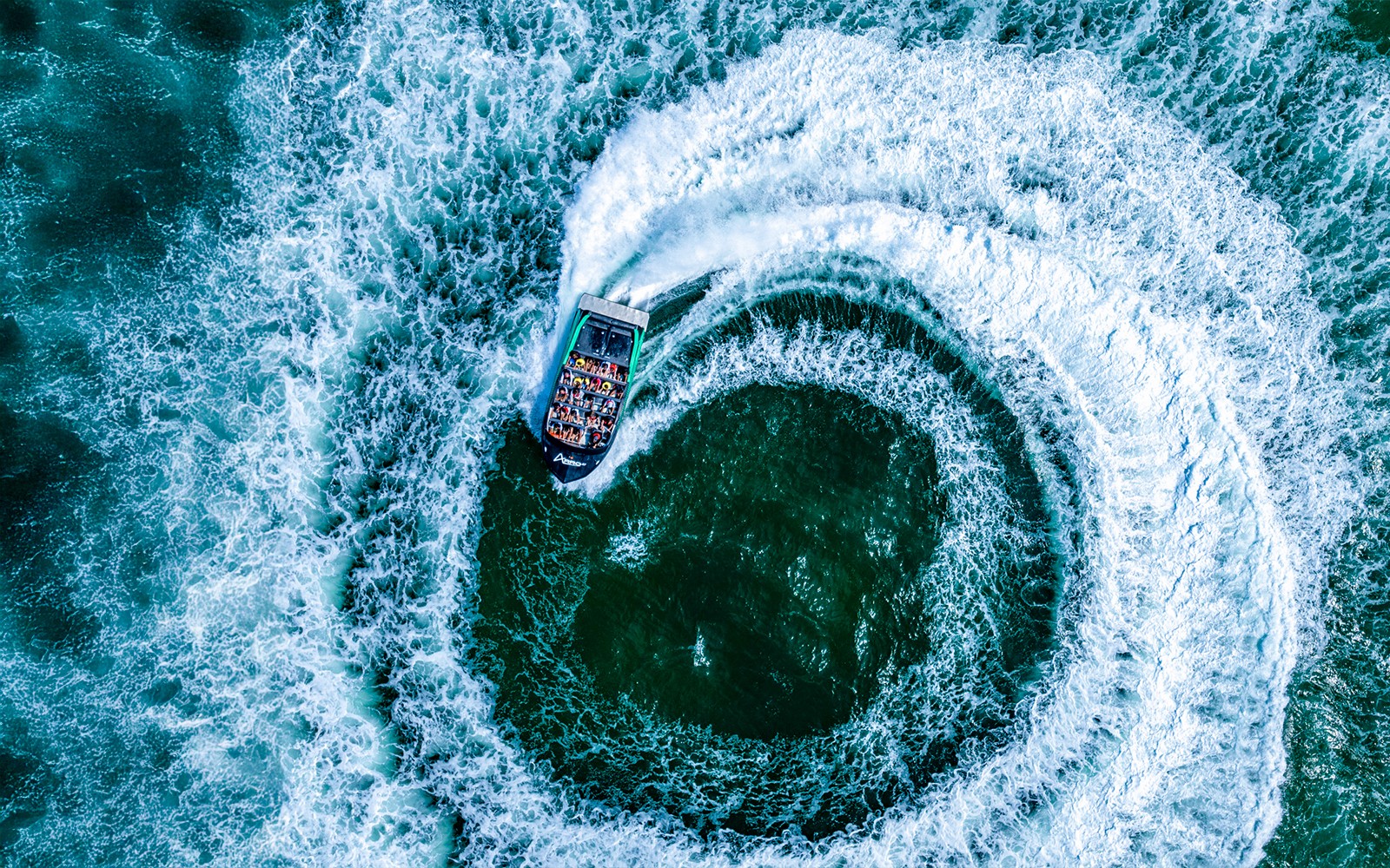 在黄金海岸水域体验喷射快艇360度旋转。