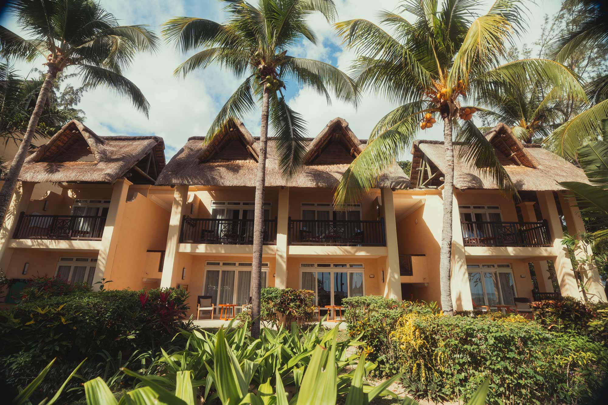 Tropical villa facade amid lush greenery, ideal for filmproduction and ads.