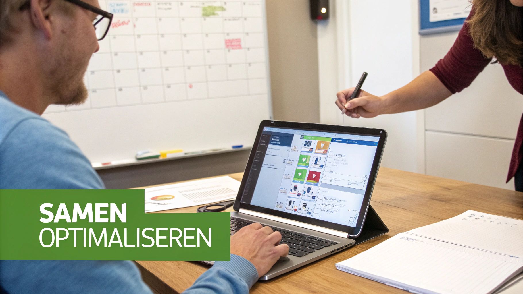 Twee mensen werken samen aan een laptop met een whiteboard op de achtergrond en de tekst 'Samen Optimaliseren'.