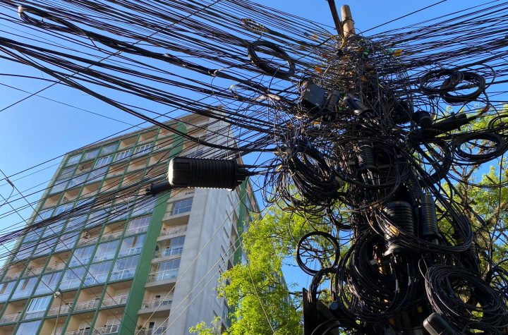 Emaranhado de fios no poste na Av. Independência, esquina com a rua Ramiro Barcelos