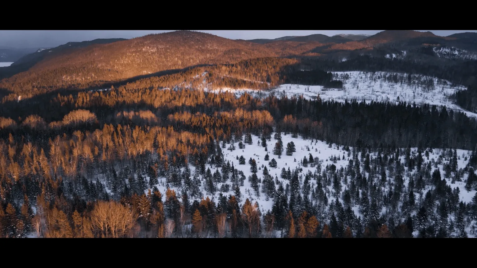 Paysage canadien avec des bandes noires en haut et en bas de l’image