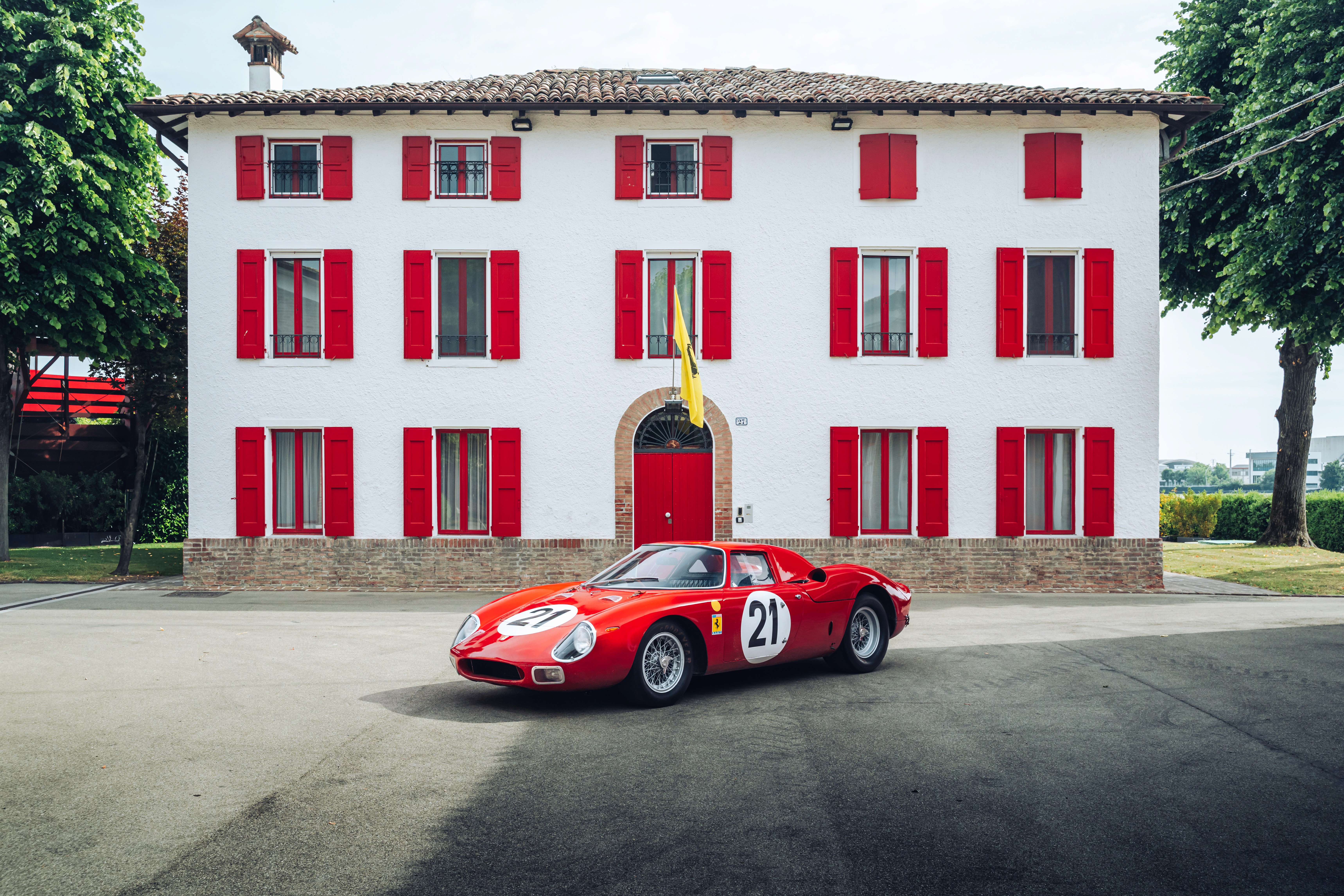 Ferrari 250lm scaglietti davanti a sede ferrari