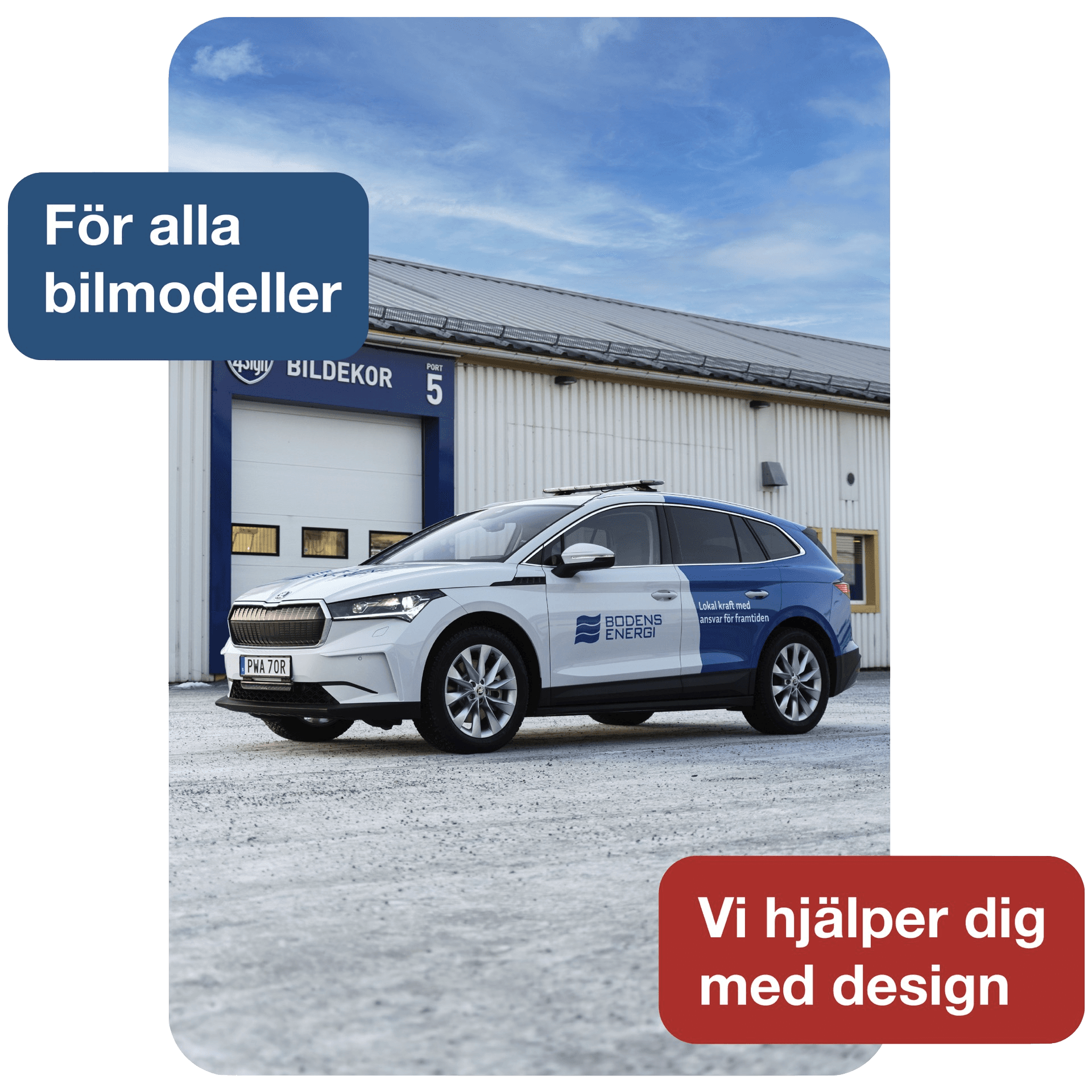 Skoda-bil med blå/vit bildekor och logotyp, ett exempel på effektiv fordonsdekor.