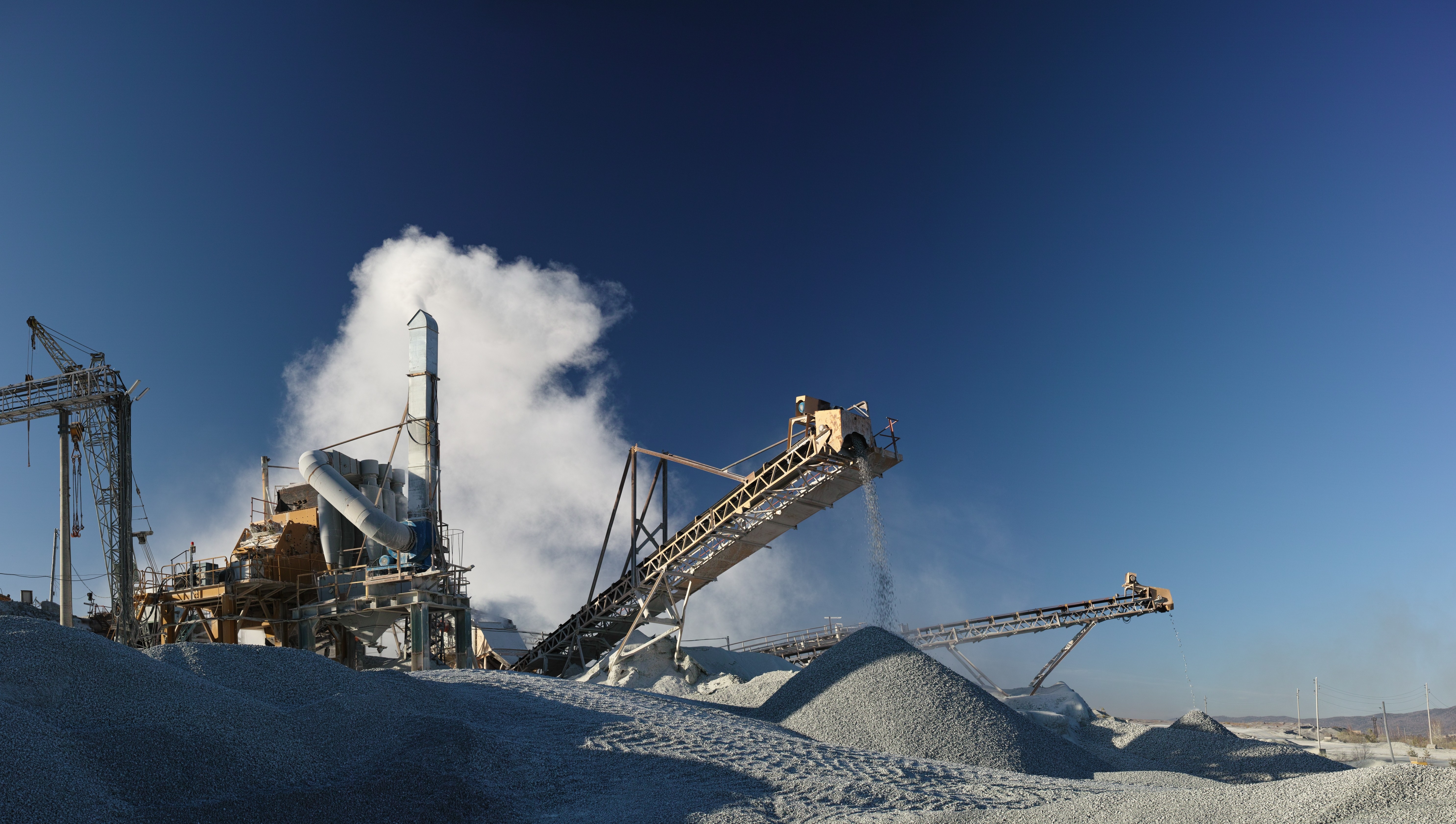 CarboLime – мастер наносит шпаклёвку на стену в Казахстане