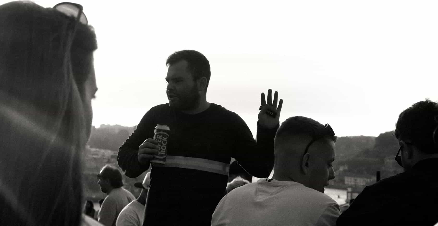 Un homme bière à la main à Porto