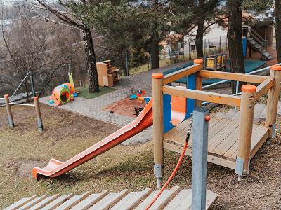 Venkovní hřiště s dřevěnou skluzavkou a průlezkami