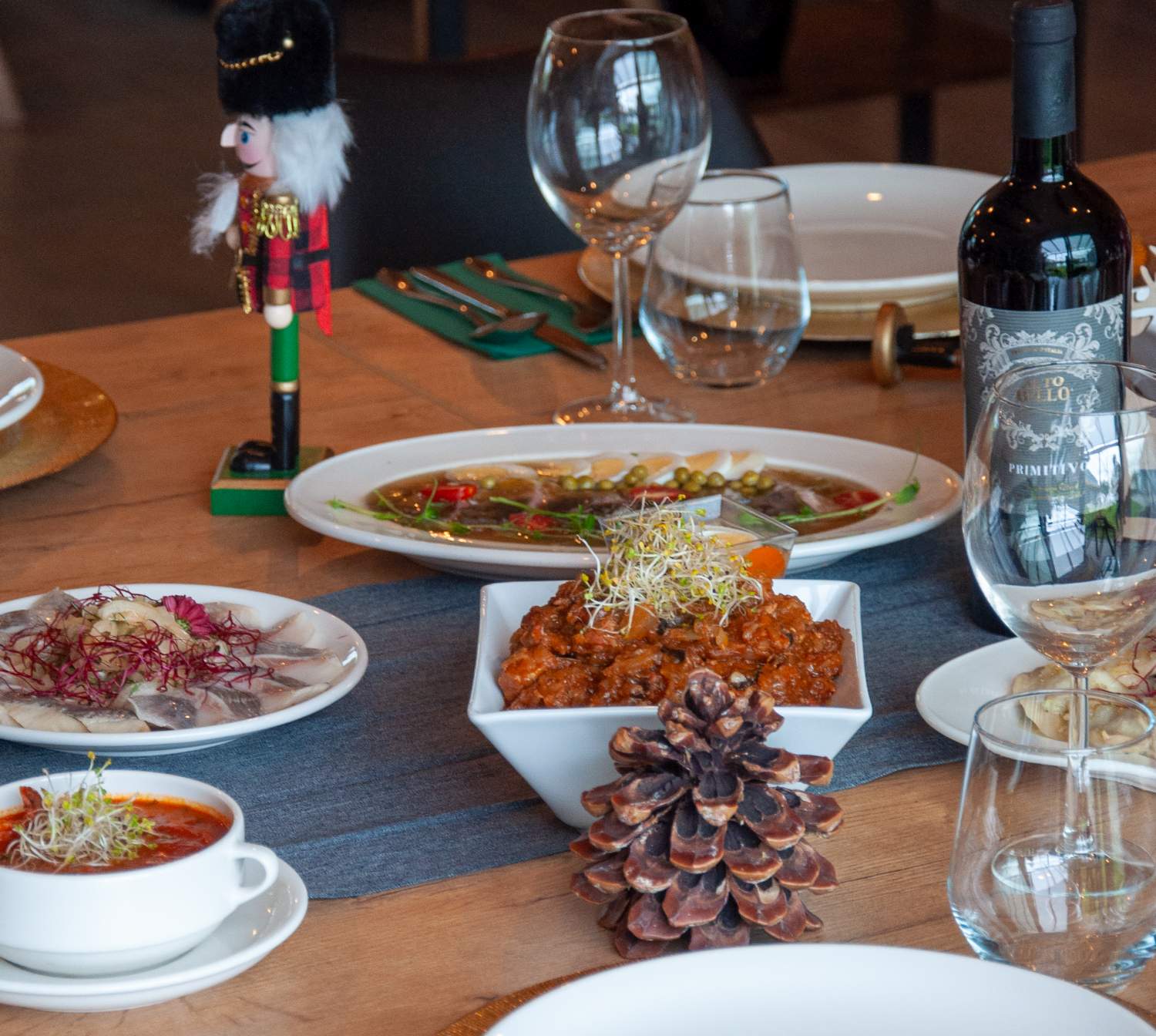 Romantyczna kolacja dla dwojga w Niedźwiedzia 25 – świąteczny stół, wino i nastrojowe dania w restauracji pod Poznaniem