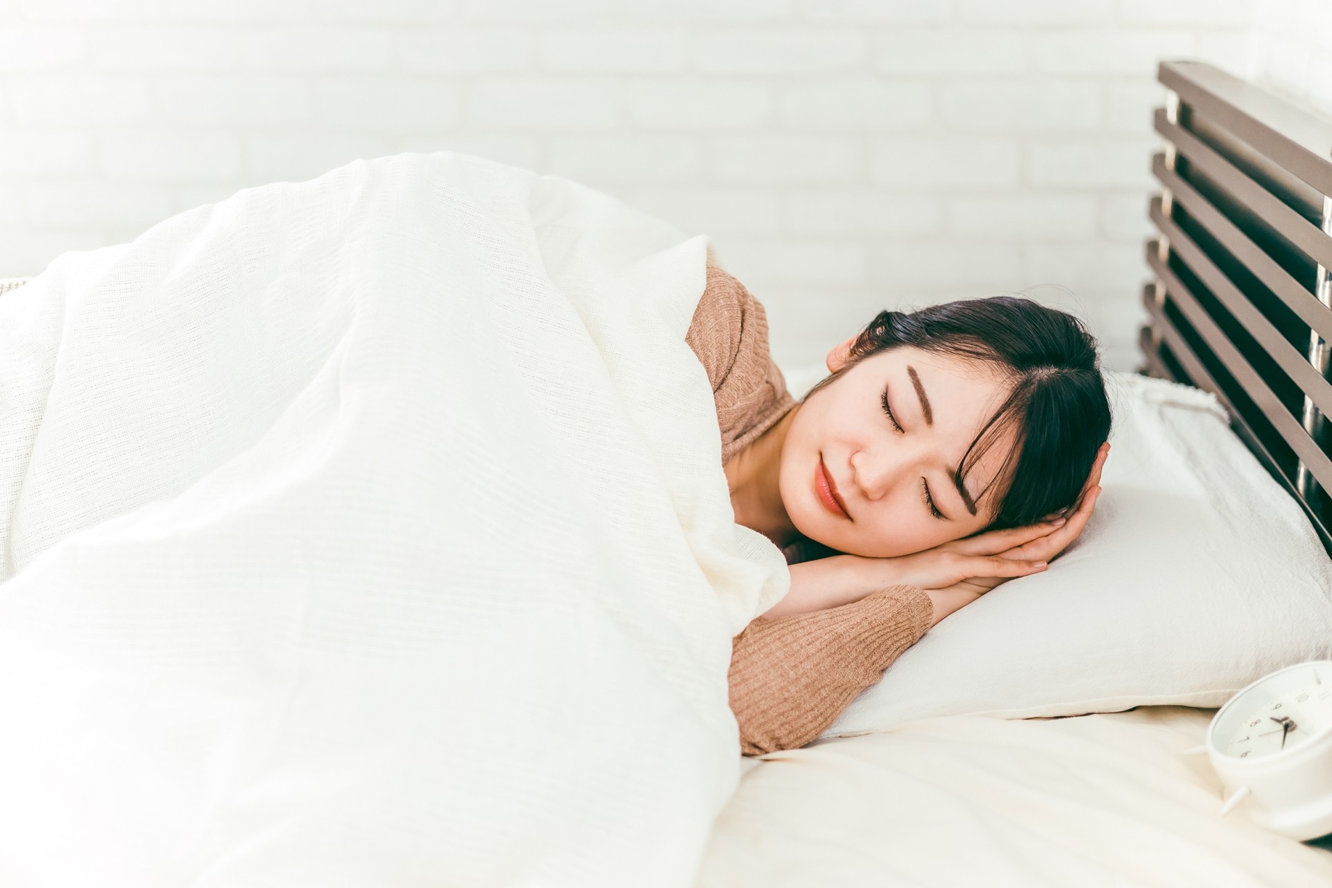 週末の「寝溜め」は体に悪い?最新研究でわかった正しい睡眠の取り戻し方【睡眠専門医監修】