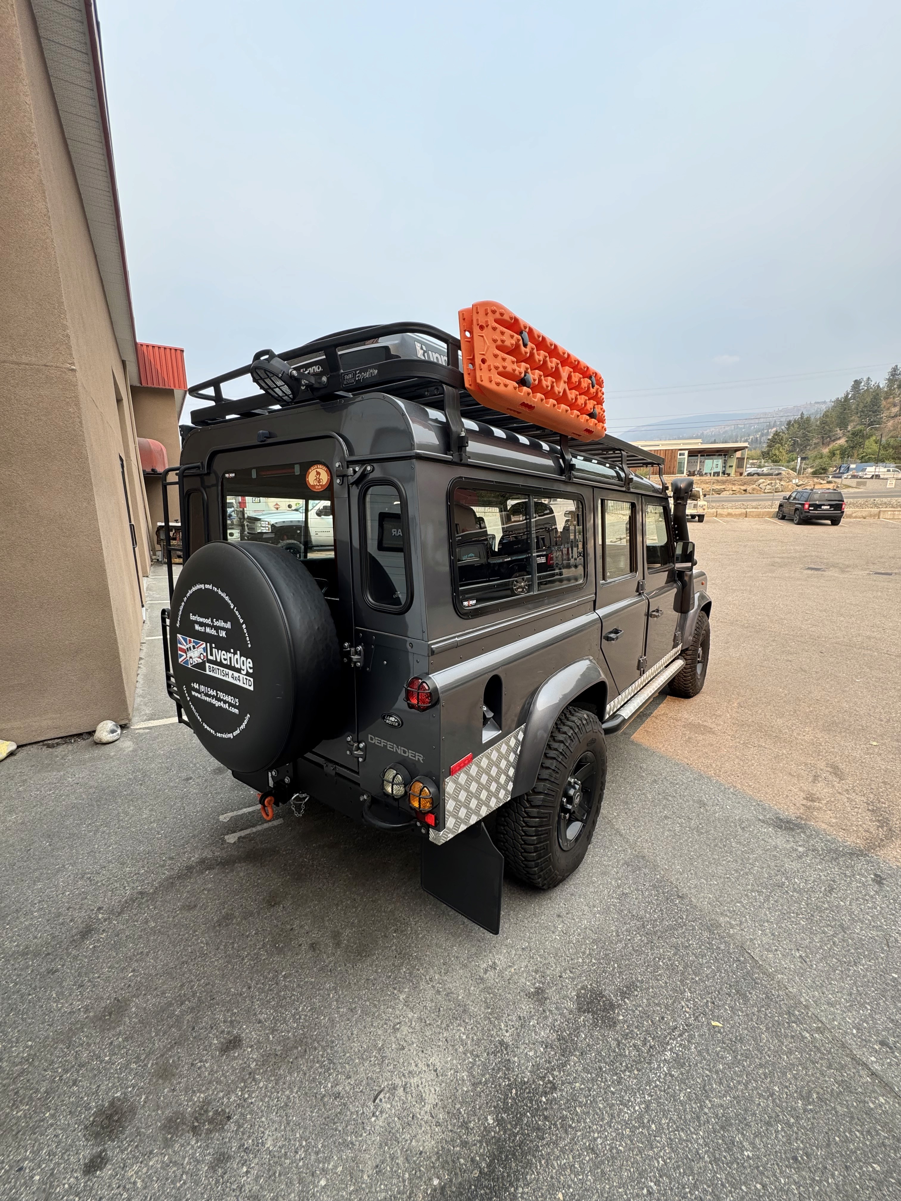 Land Rover Defender 110 photo 3