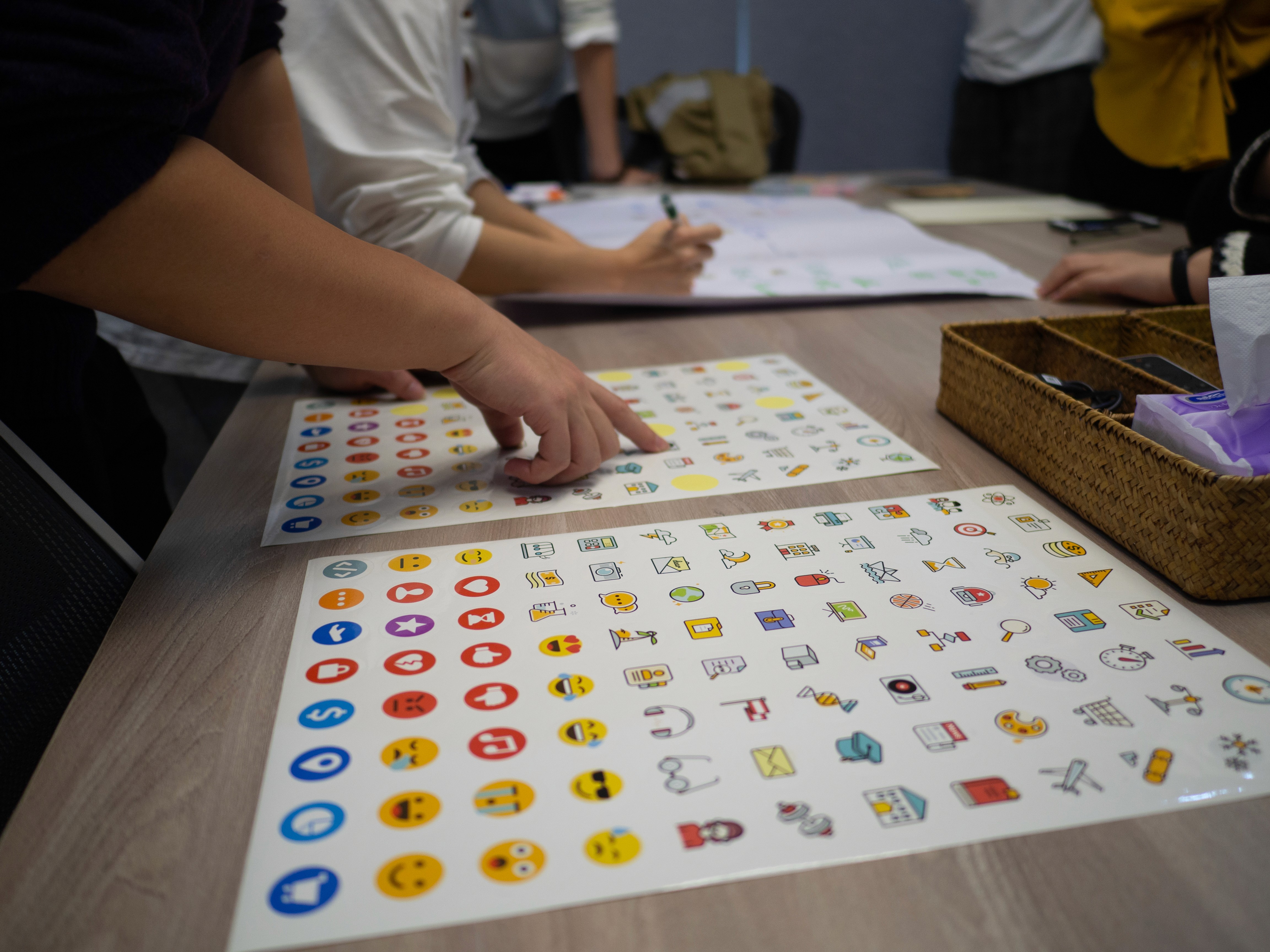 桌面上贴纸讨论活动