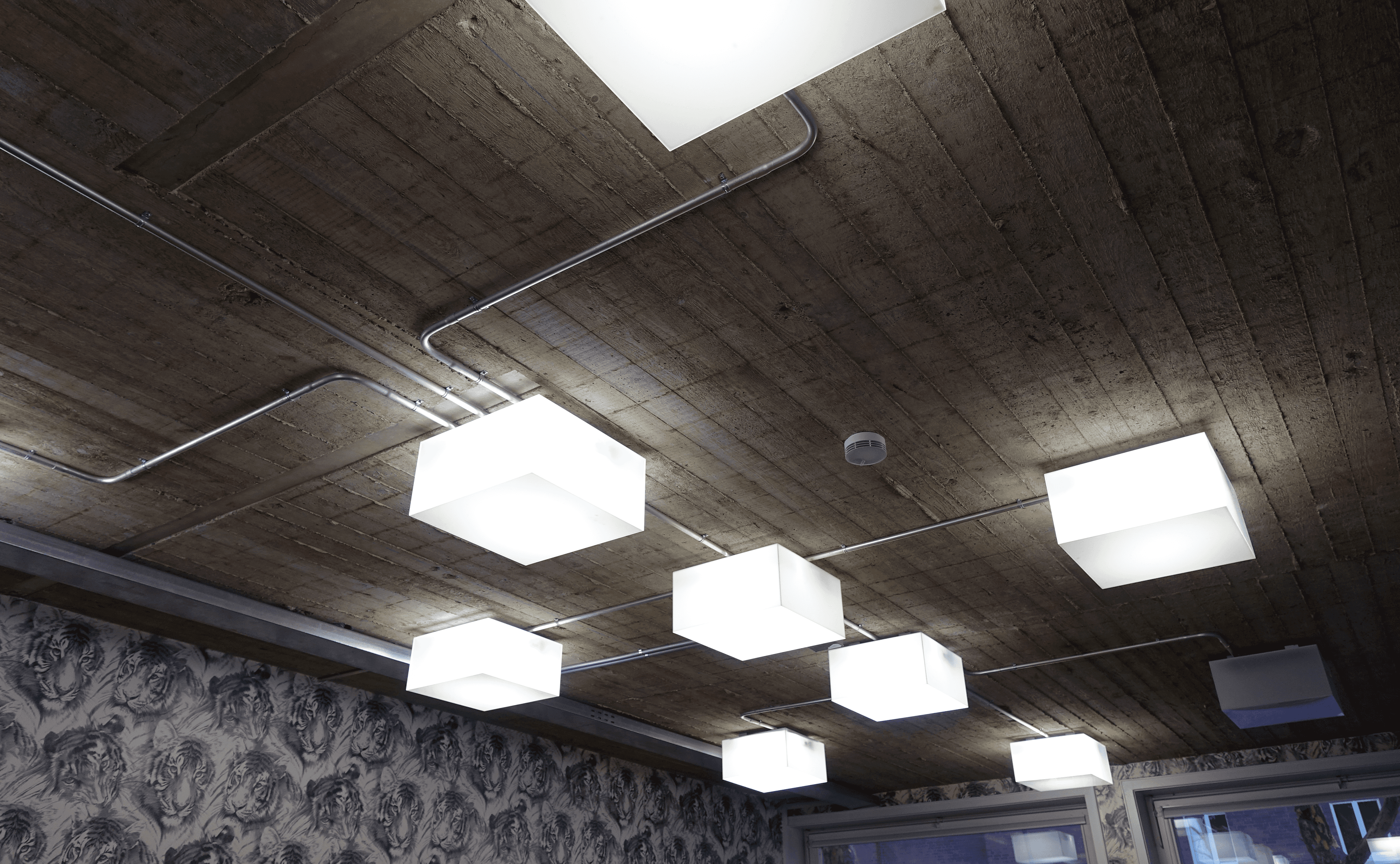 Anlieferung und Montage eines tegut… teo Modulen mit sichtbarer oranger Markenscheibe, Teil des innovativen Store-Konzepts, gestaltet von Design for Human Nature in Hamburg.